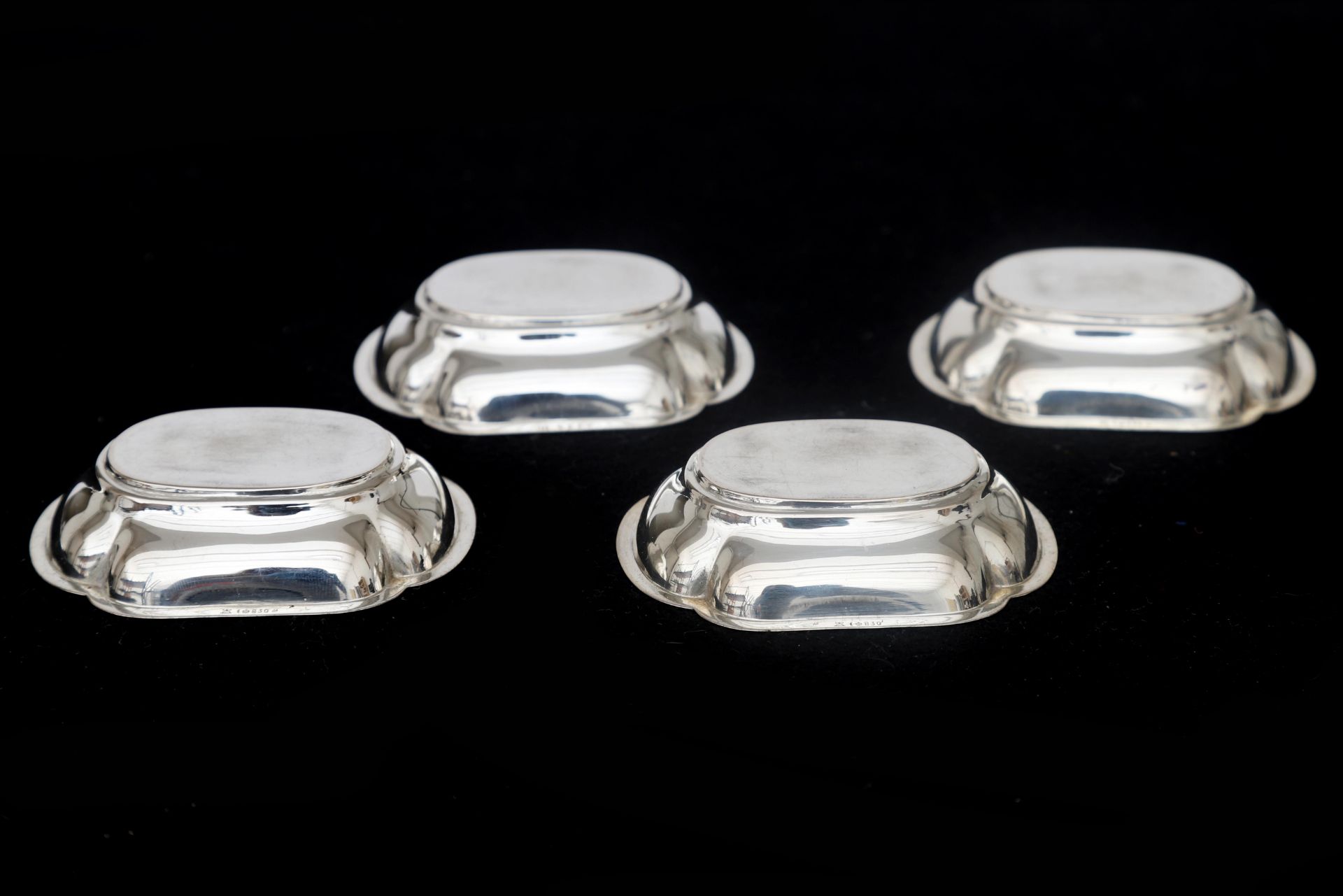 A set of six petit four dishes and serving dish with a contoured deep rim. Marked: Germany, 830S. - Bild 4 aus 4