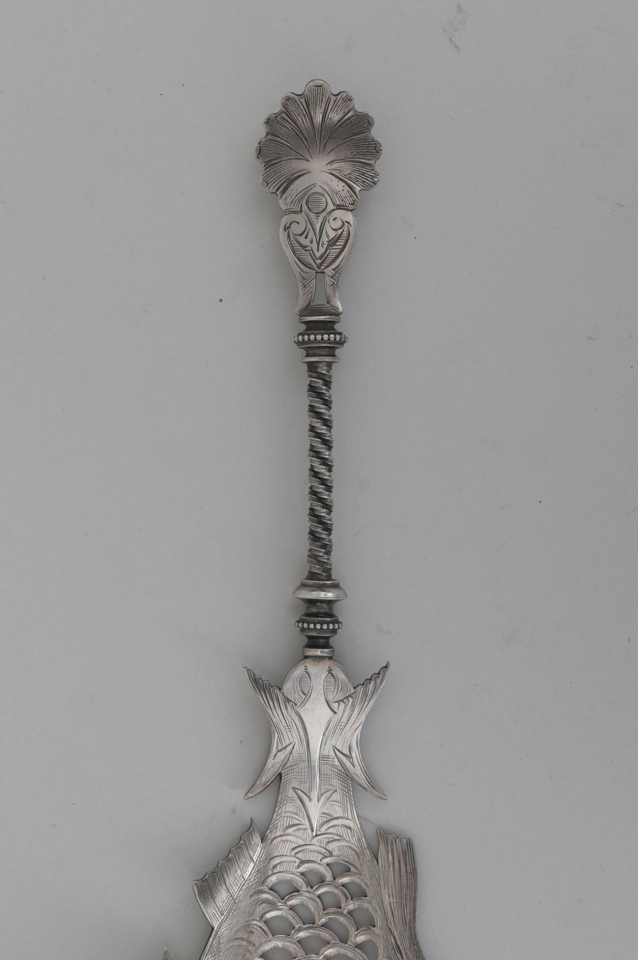 A pierced 835 silver fish slice depicting a fish, with leave finial, maker's mark: J.M. van - Bild 3 aus 4