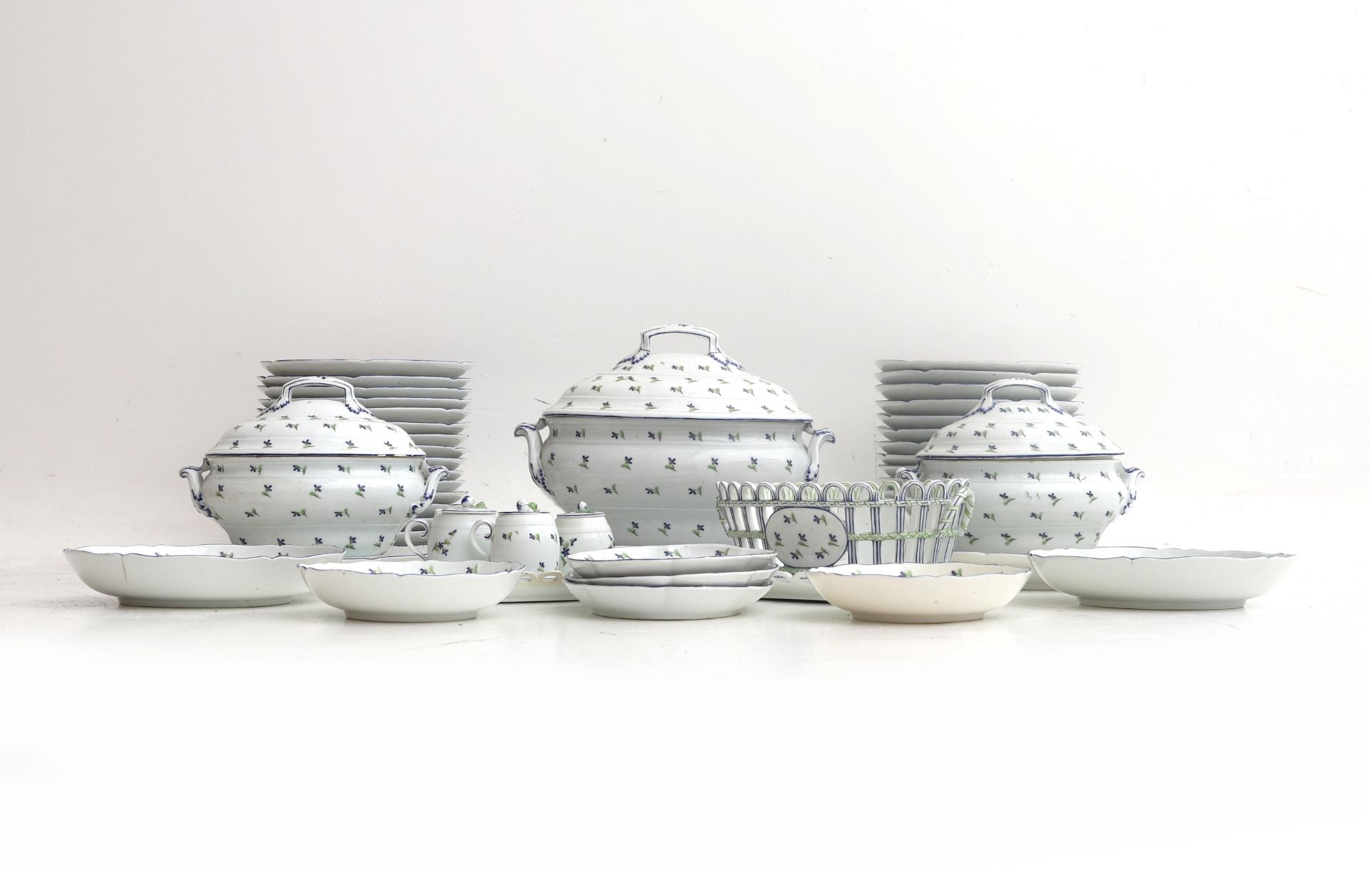 A Niderviller (Germany: Niederweiler) porcelain part dinnerware service, Lorraine, France, late - Bild 3 aus 4