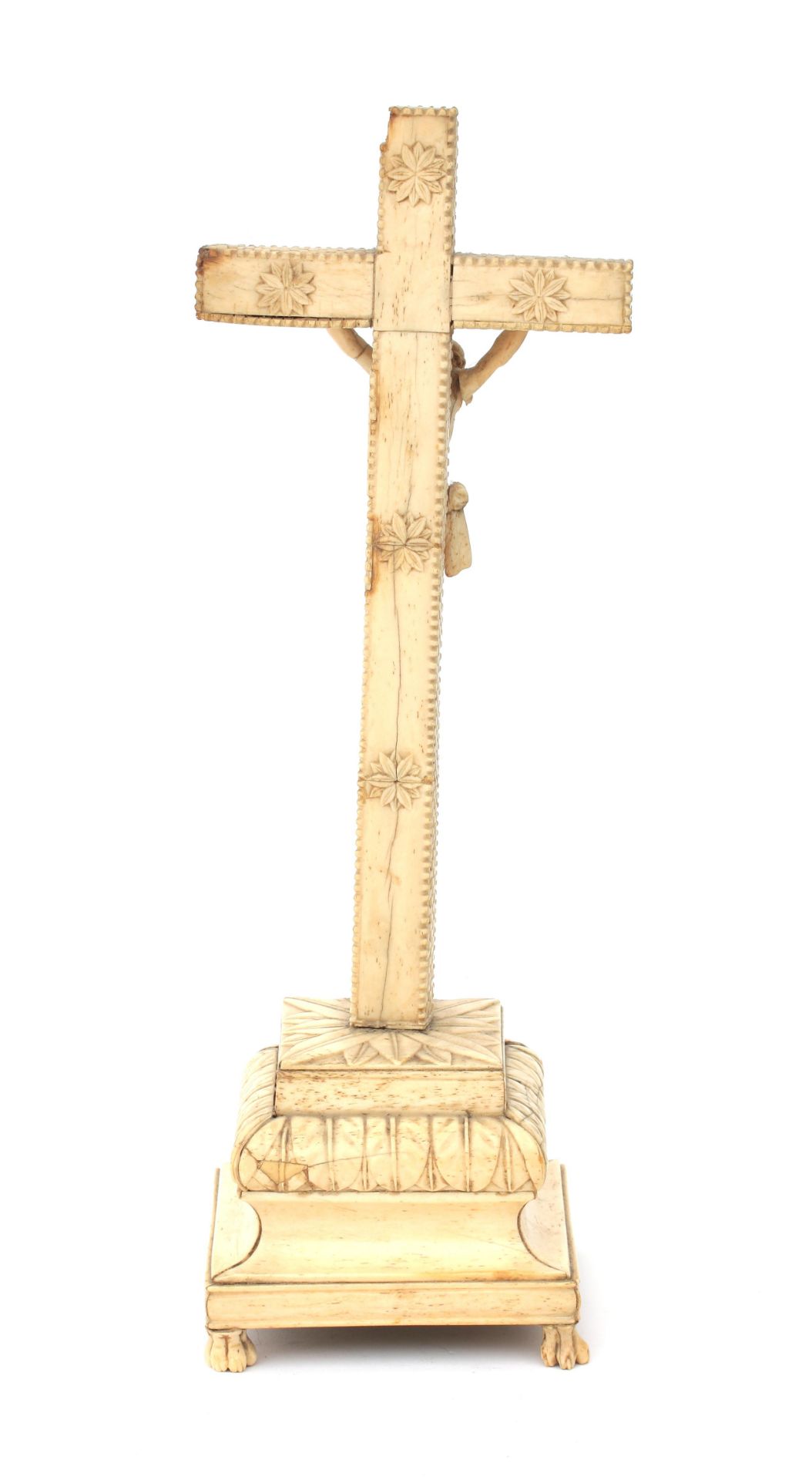 A carved bone crucifix on base decorated with stylized leaf and flower motifs, Louis XVI-stijl, - Bild 6 aus 6