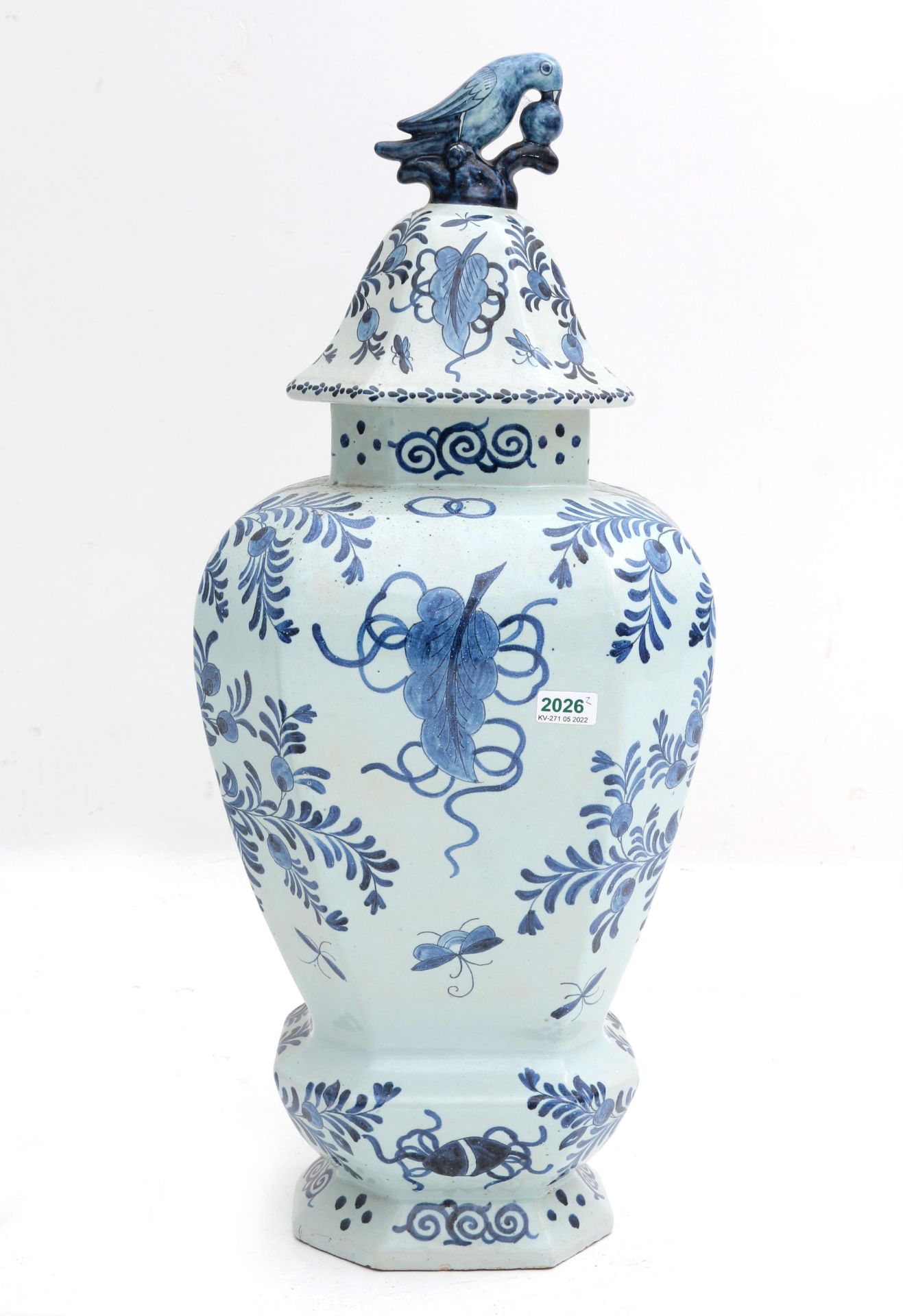 A pair of large Delft blue and white covered vases, decorated with foliate motifs, a man with a - Bild 2 aus 6