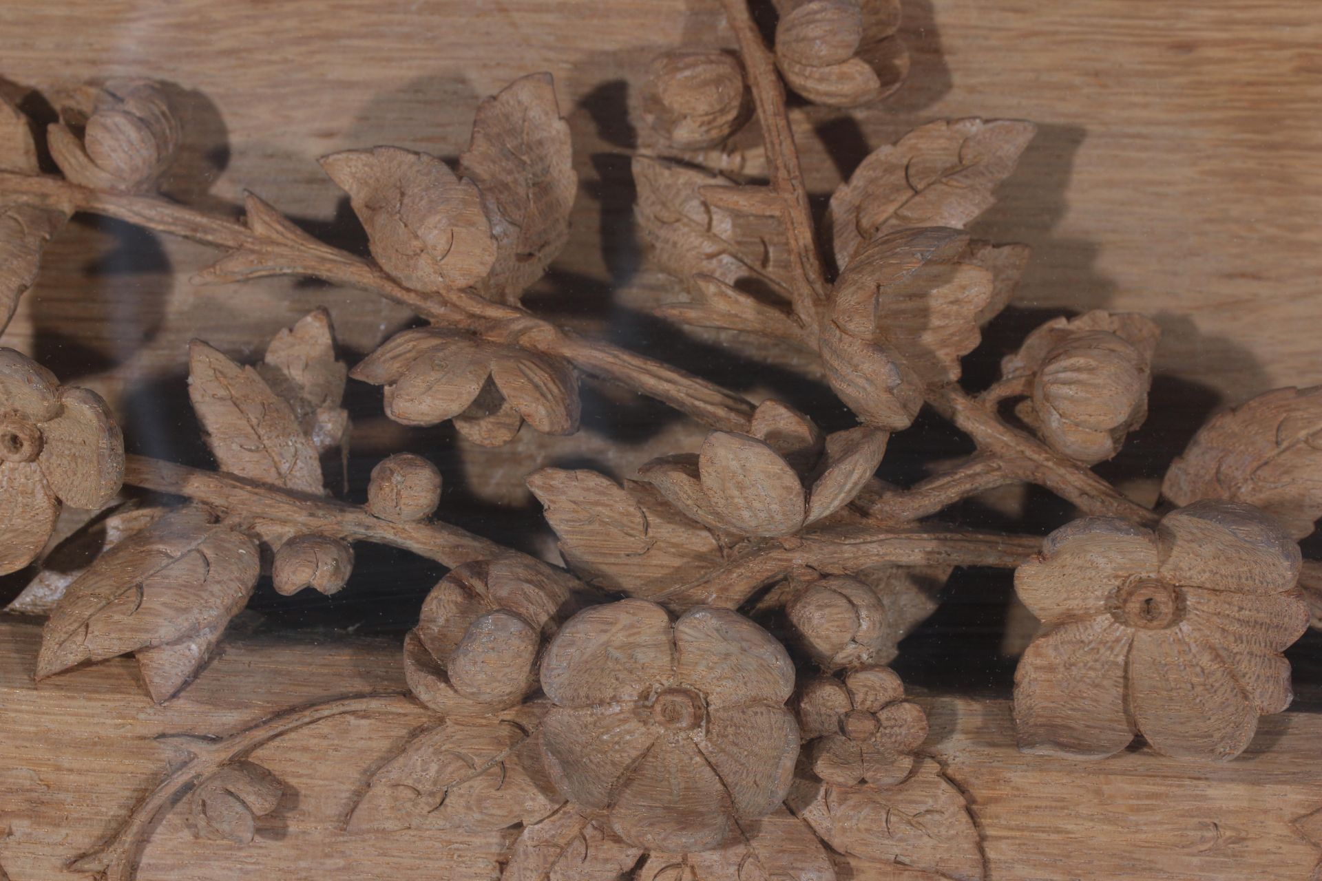 A carved wooden relief with scene of a spinster with children and putti, Germany, late 19th - Bild 4 aus 4