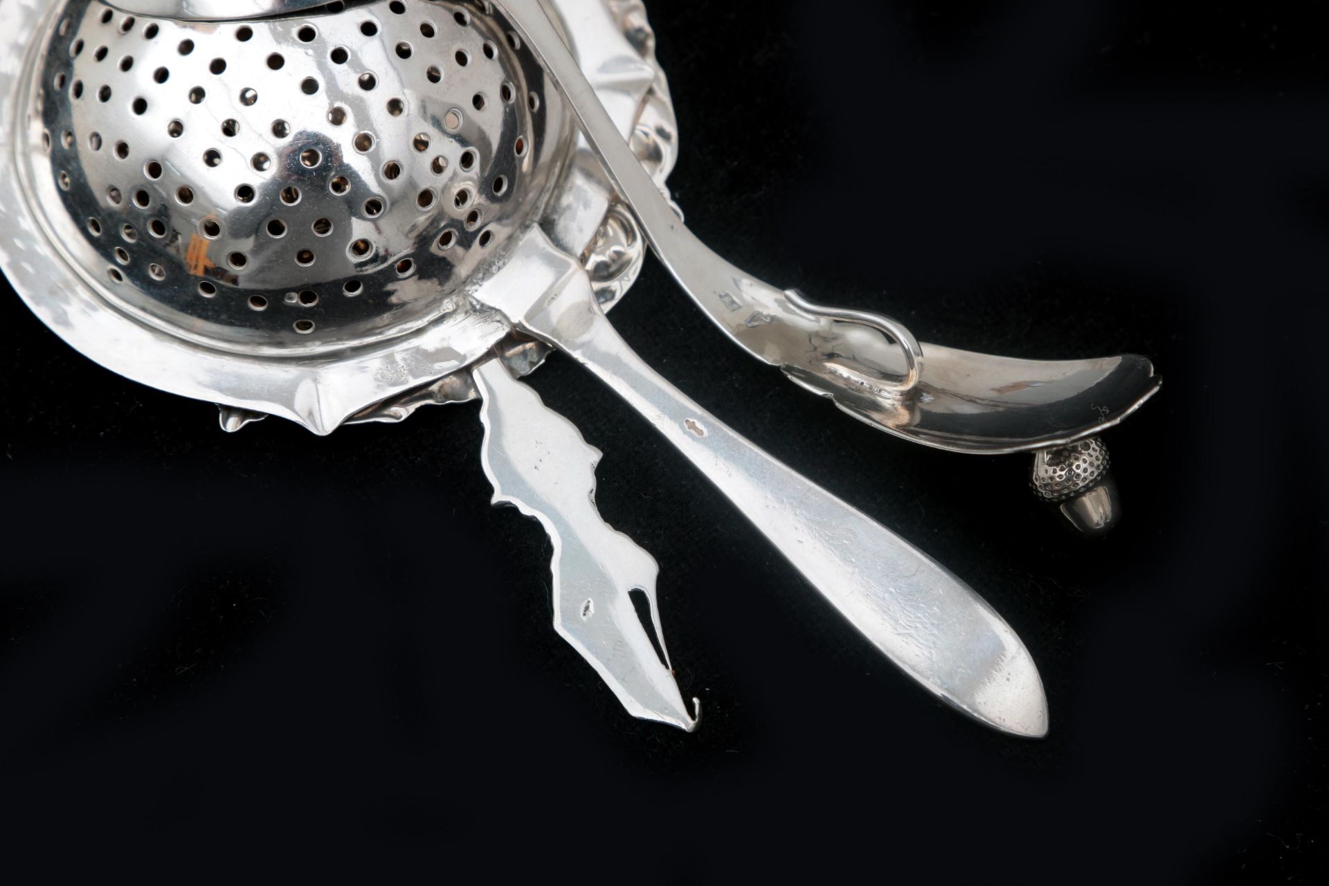 A pair of 2nd grade silver tea strainers and a silver cream spoon. First half of the 20th century. - Bild 3 aus 6