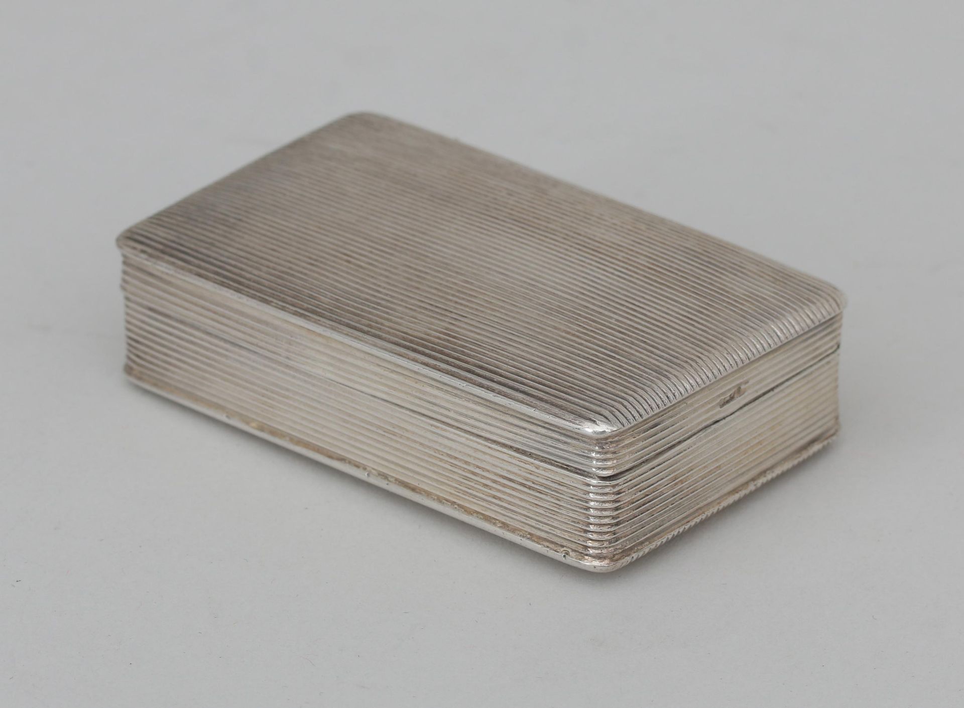 A ribbed Dutch silver snuff box, 1871. 54 grams. 1,7 x 7 x 4,3 cm. - Bild 2 aus 3