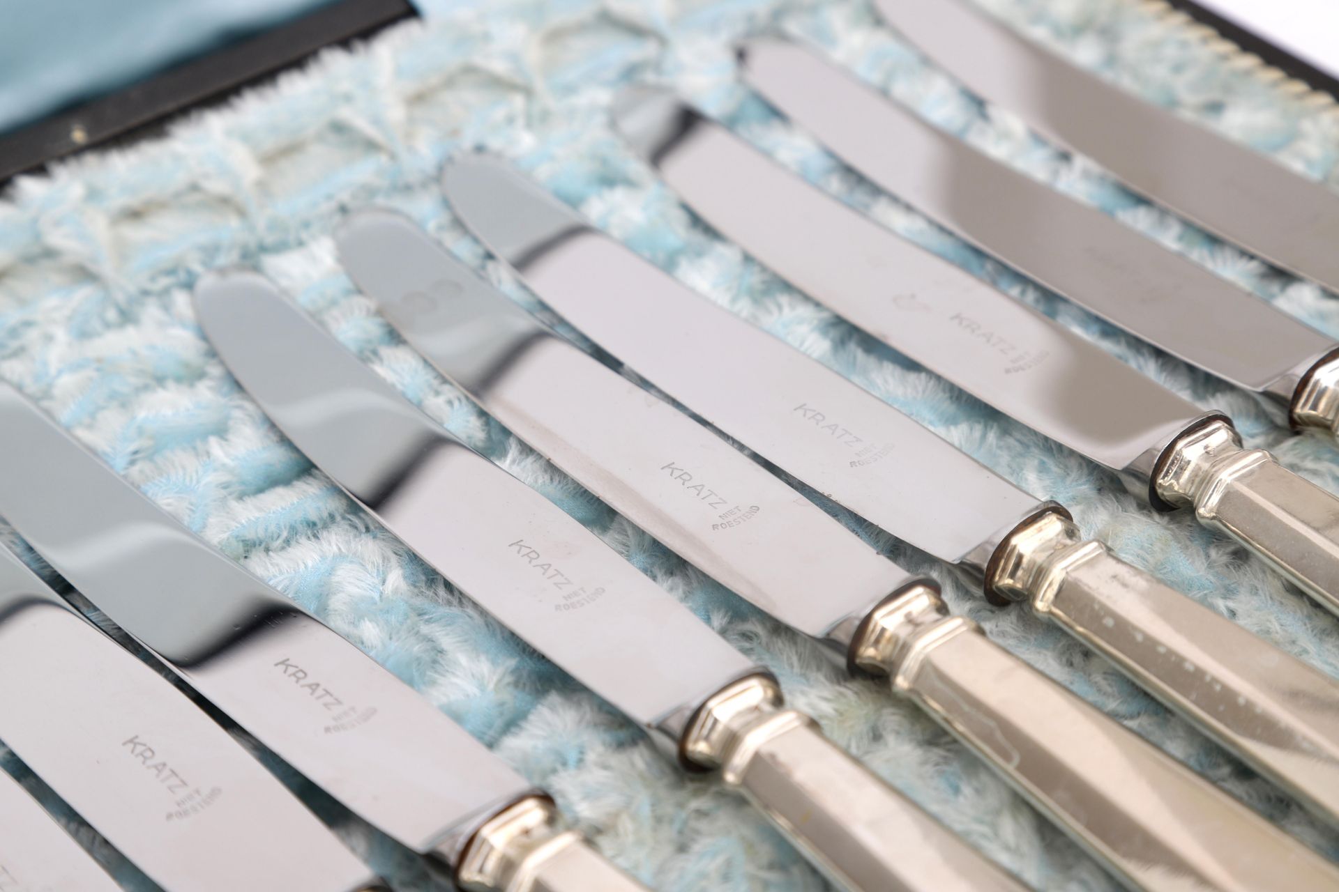 A set of 12 Dutch silver table knives from ca. 1900, maker's mark: van Kempen from Voorschoten. - Bild 2 aus 4