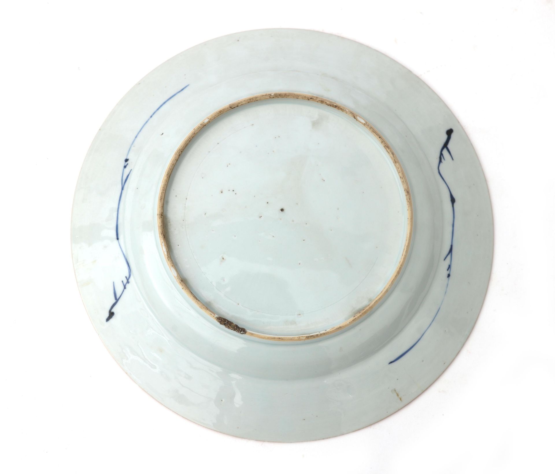 A Chinese porcelain plate with an underglaze blue decoration of a scroll with a painting of a - Bild 3 aus 3