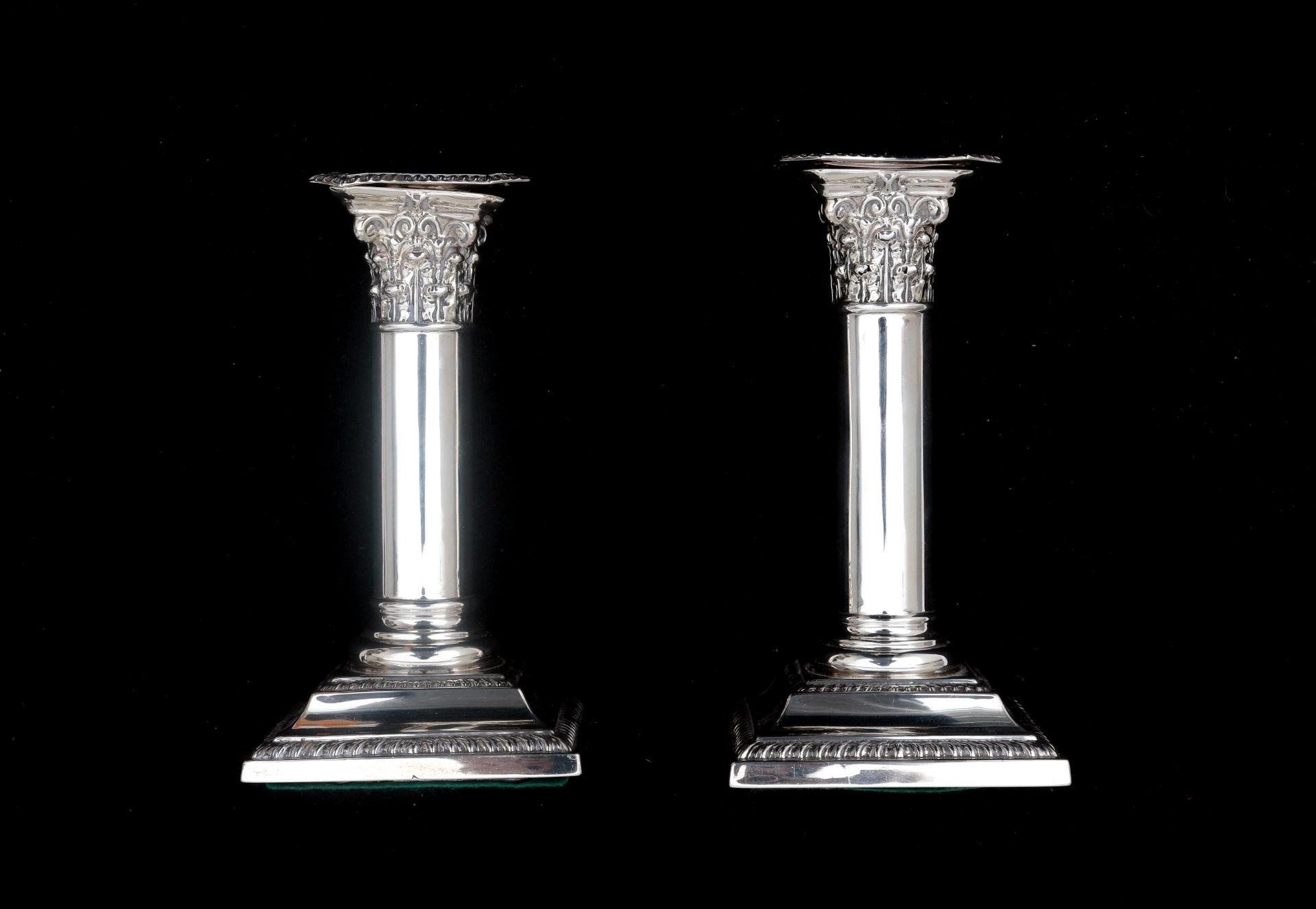 A pair of silver candlesticks, in the shape of Corinthian columns with a smooth shaft on a square - Bild 3 aus 5