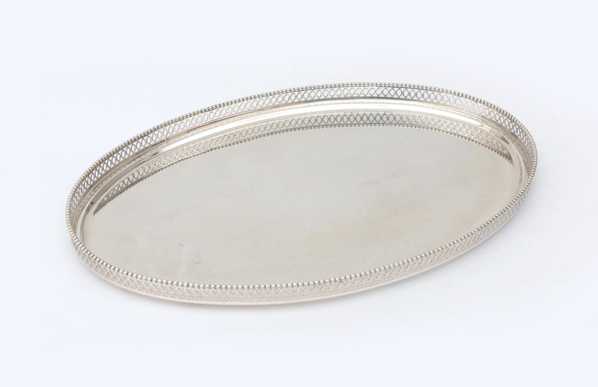 A Dutch 2nd grade oval serving dish with ajour-sawn gallery rim and pearl rim. Masters hallmark: