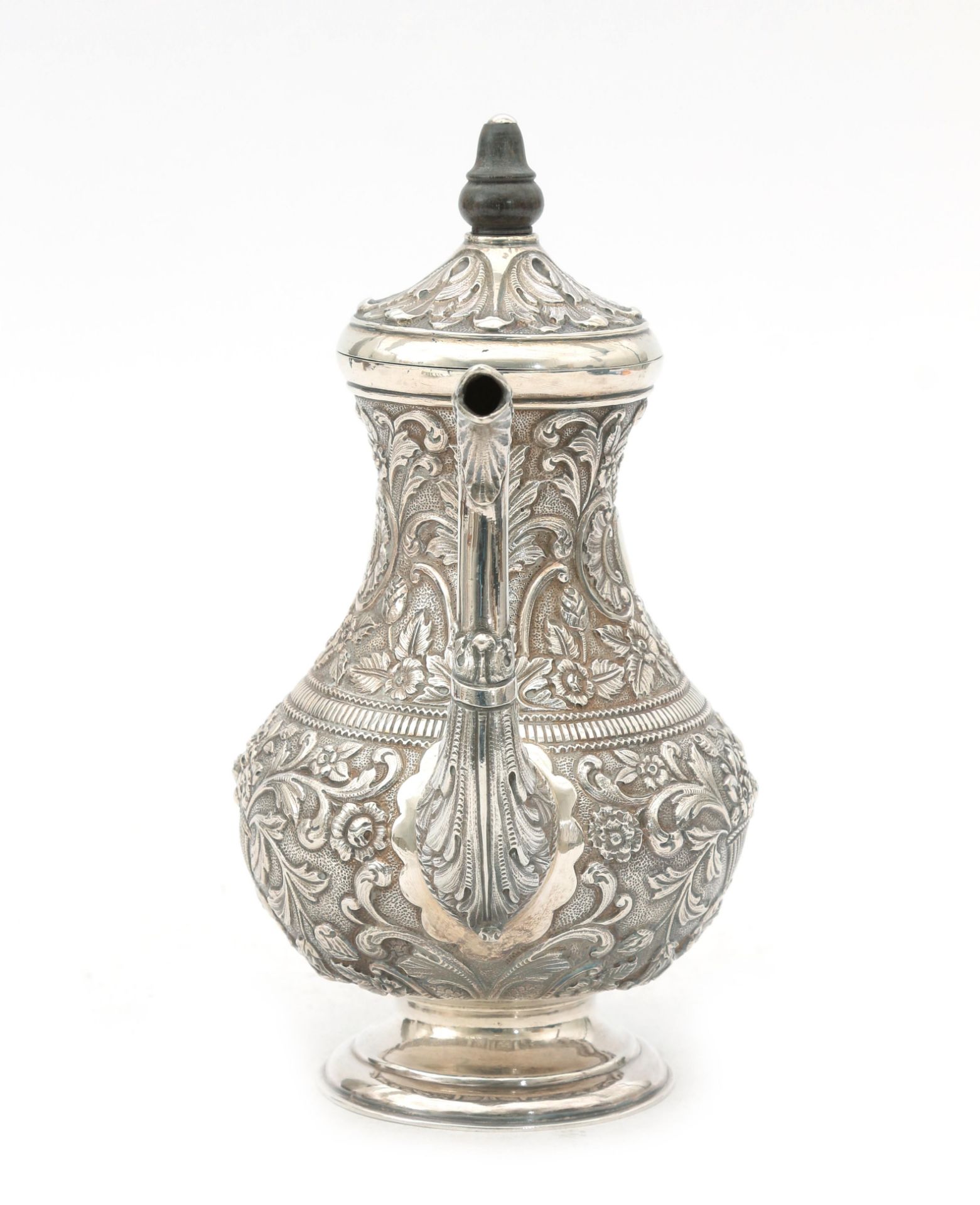 A richly decorated embossed Frisian silver mocha pot with foliate motifs and palisander finial. - Bild 2 aus 4