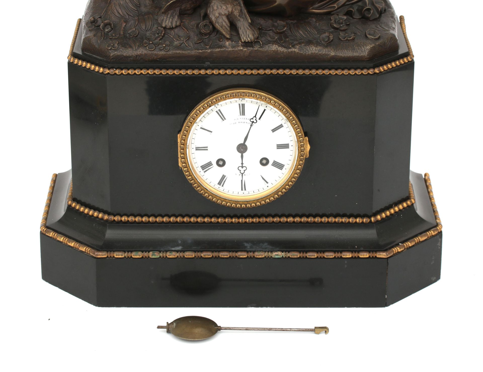 The case crowned with allegory of love, resting on a black marble base, the dial face with Roman - Bild 3 aus 5