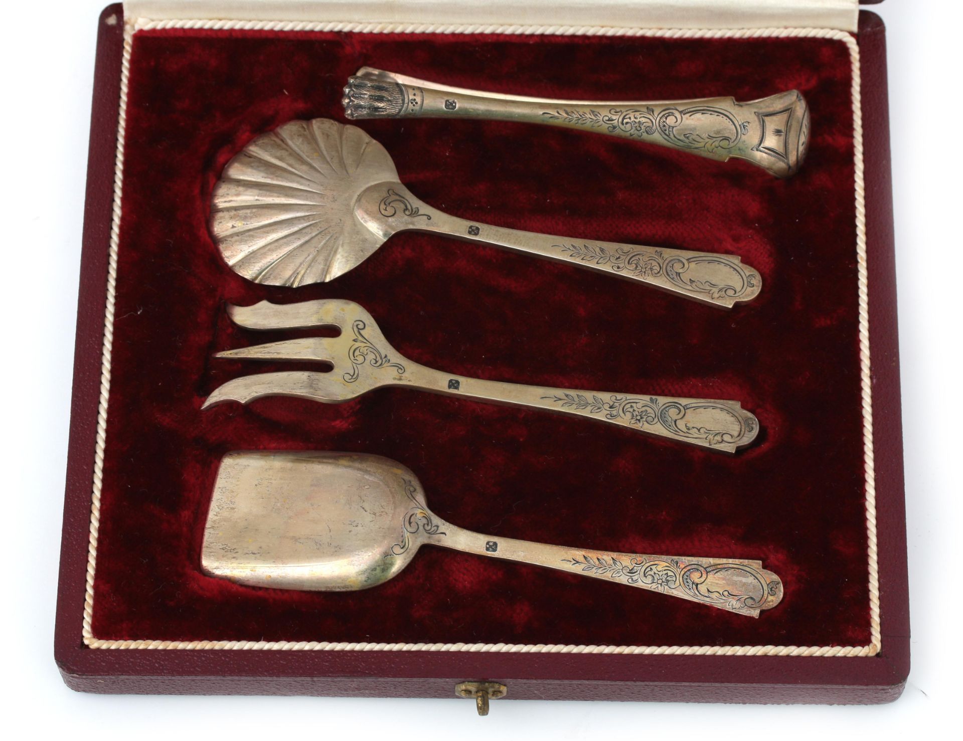 A 800 silver hors d'oeuvre set with engraved floral motifs, in case, comprising a pair of tongs, two - Bild 2 aus 3