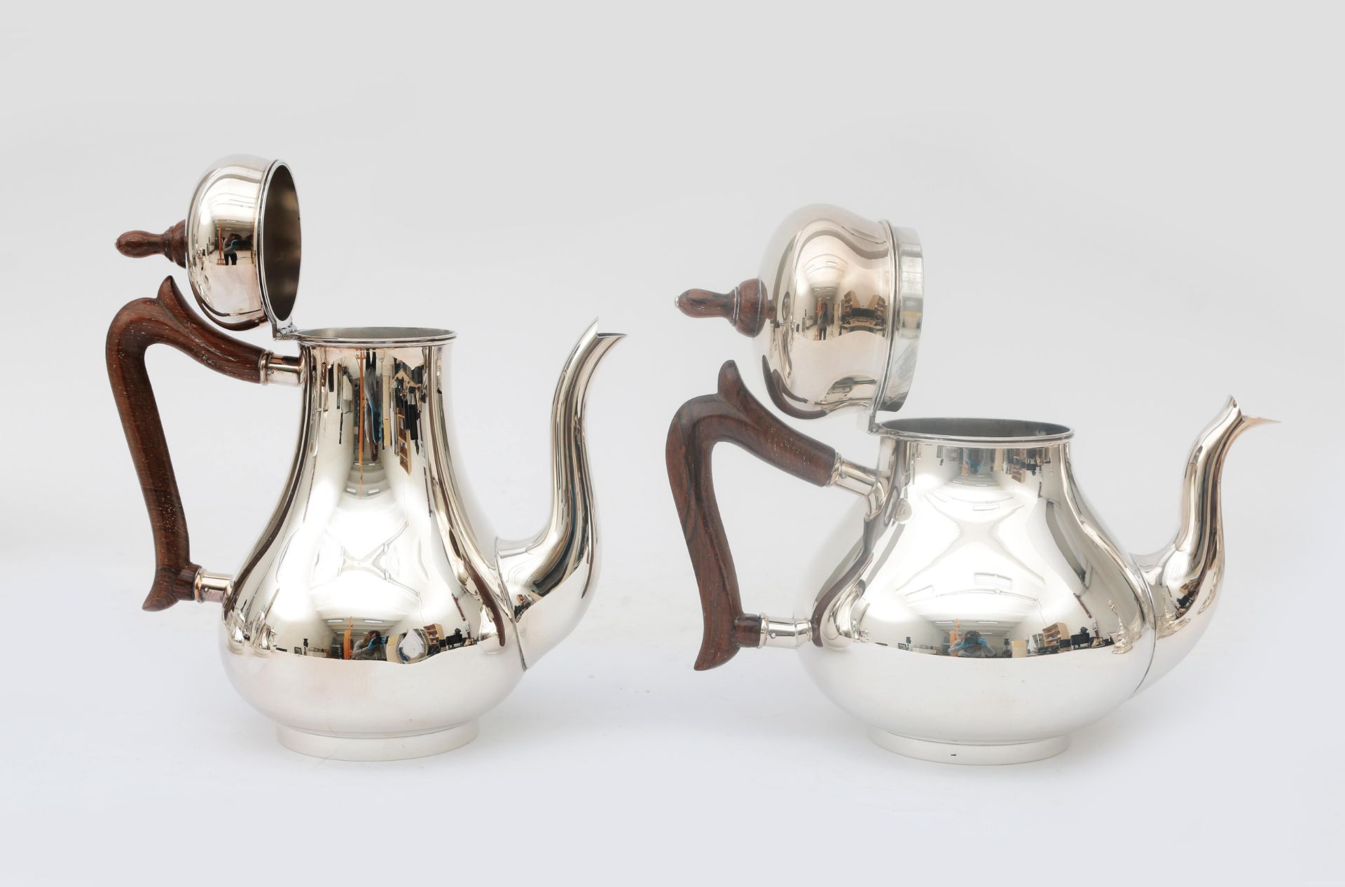 A four-piece sterling silver tea and coffee set, consisting of: a coffee pot, teapot, milk jug and - Bild 7 aus 9