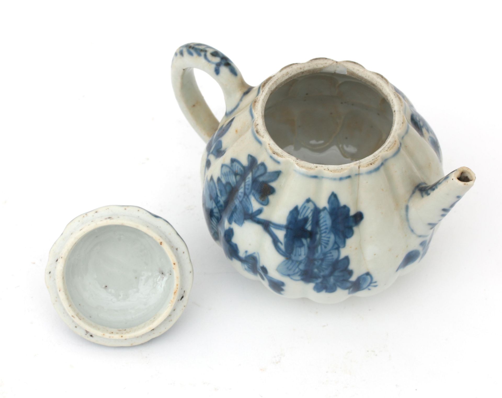 A Chinese porcelain teapot with blue-and-white flower decoration, Qianlong, second half 18th - Bild 5 aus 6
