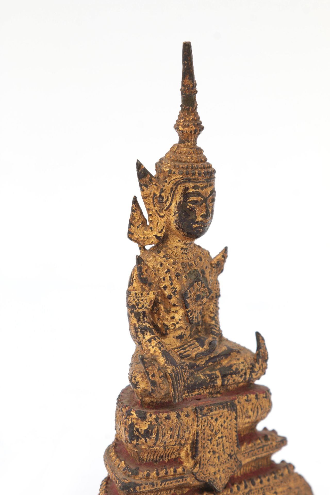 A gilt bronze Rattanakosin-style Buddha. Thailand, 19th century. The right hand in - Bild 2 aus 4