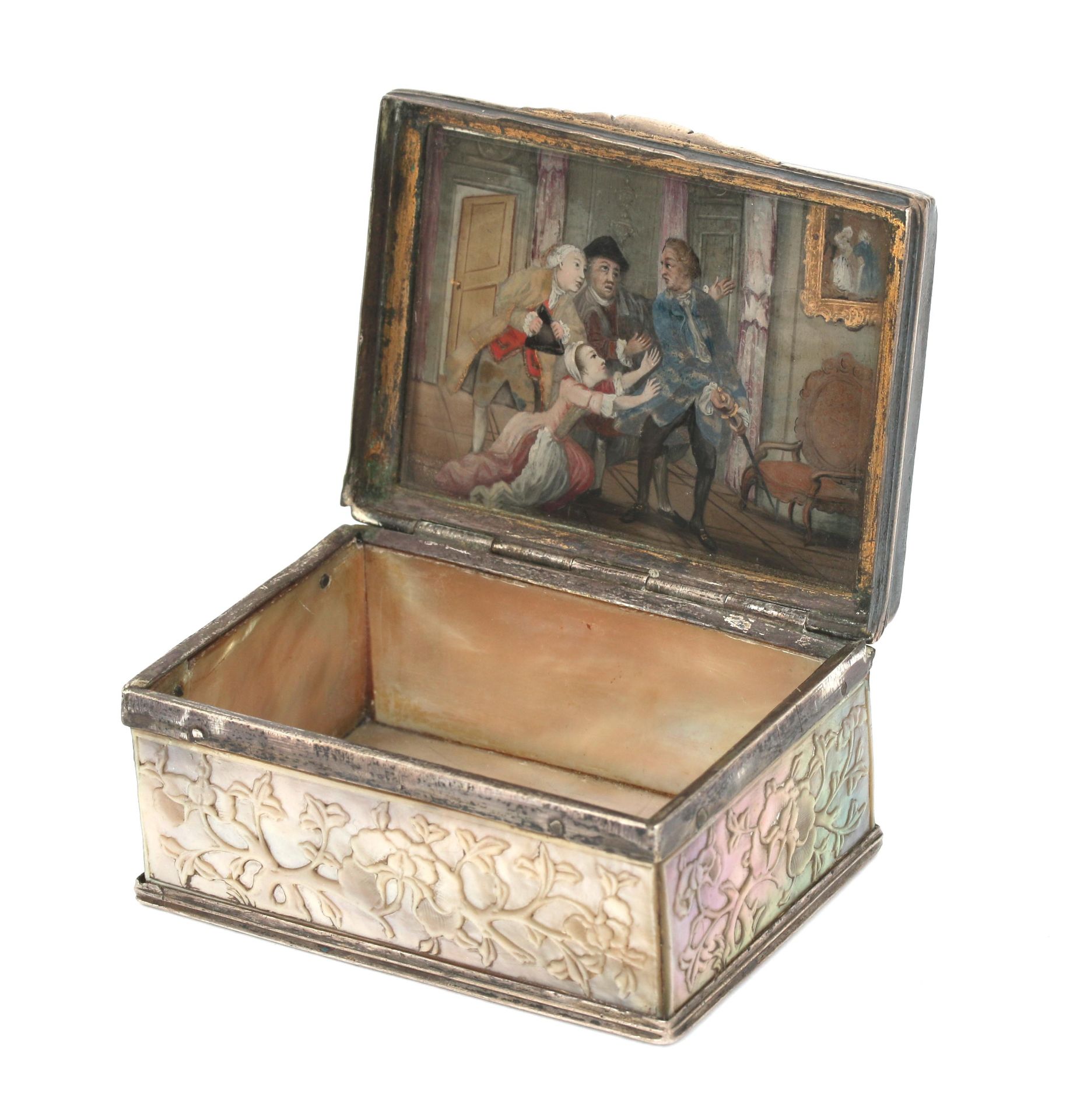 A mother of pearl snuff box with 835 silver mount. On the lid a carved relief of an allegorical - Image 3 of 3