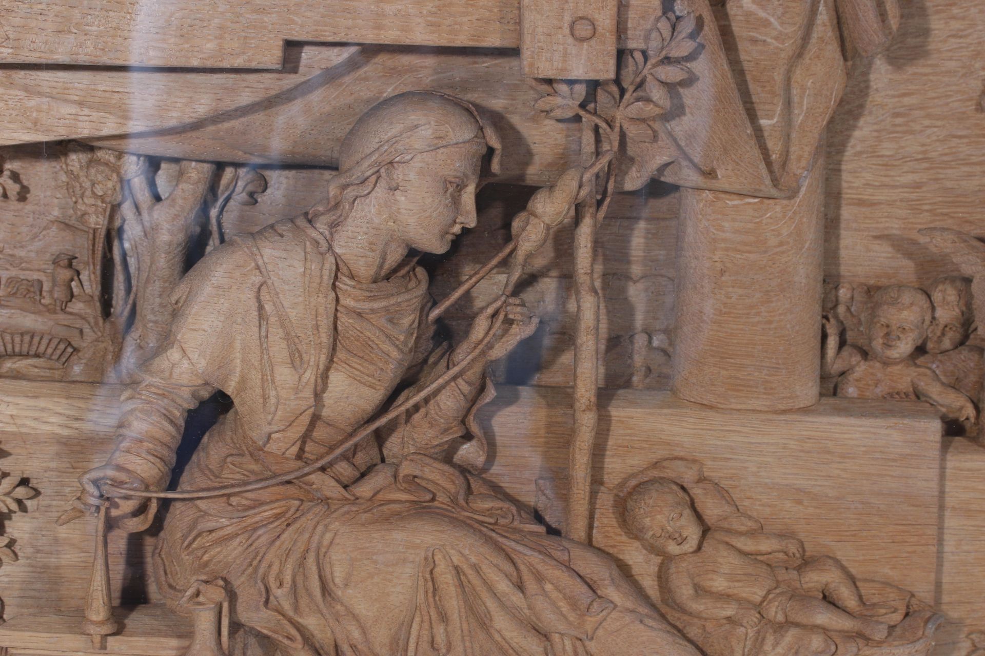 A carved wooden relief with scene of a spinster with children and putti, Germany, late 19th - Bild 2 aus 4
