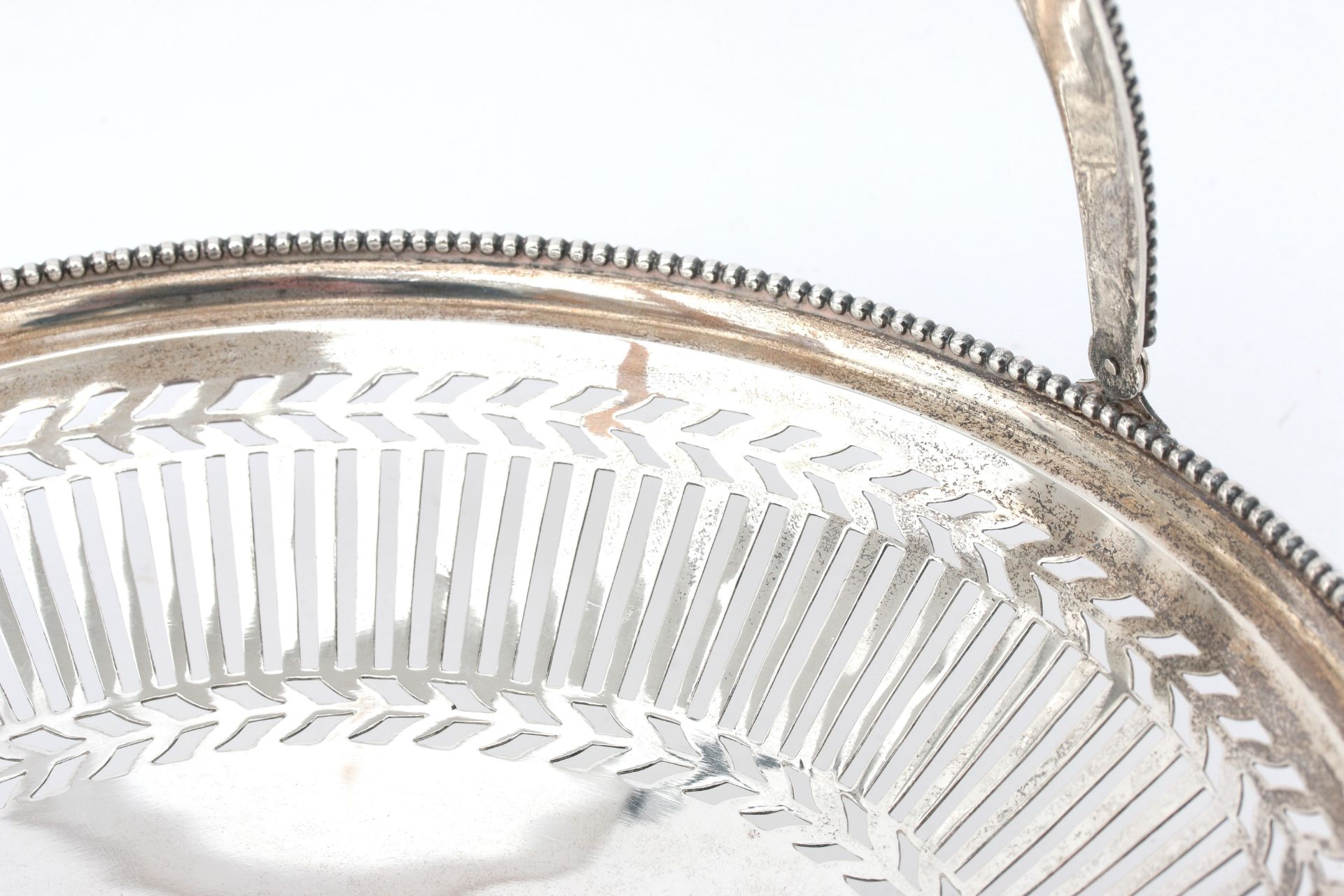 A round pierced 835 silver swing handle basket with beaded borders on base, maker's mark: J.M. van - Bild 3 aus 4