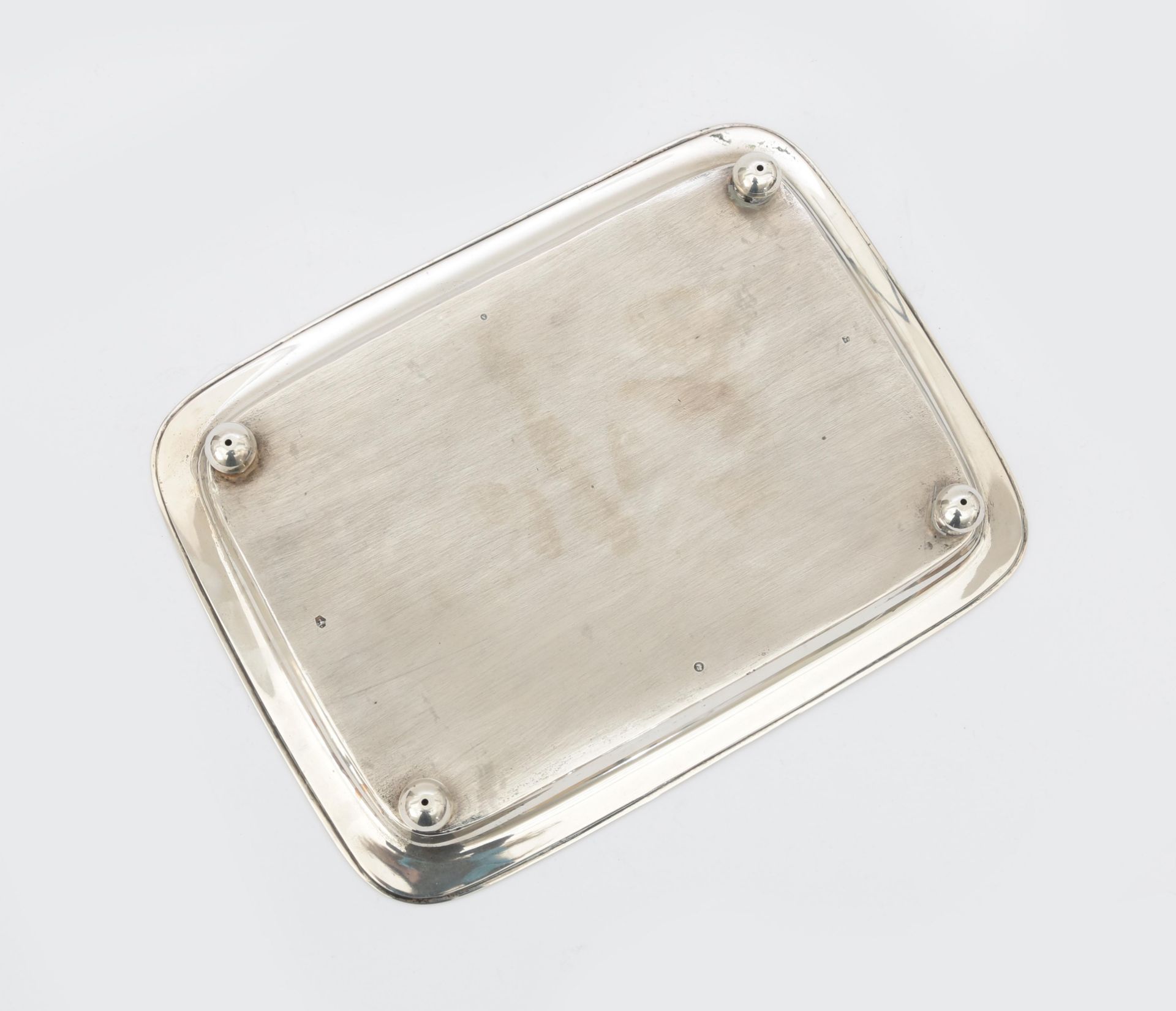 A rectangular 835 silver tray with reeded border on four ball supports, maker's mark: Pieter - Bild 4 aus 5