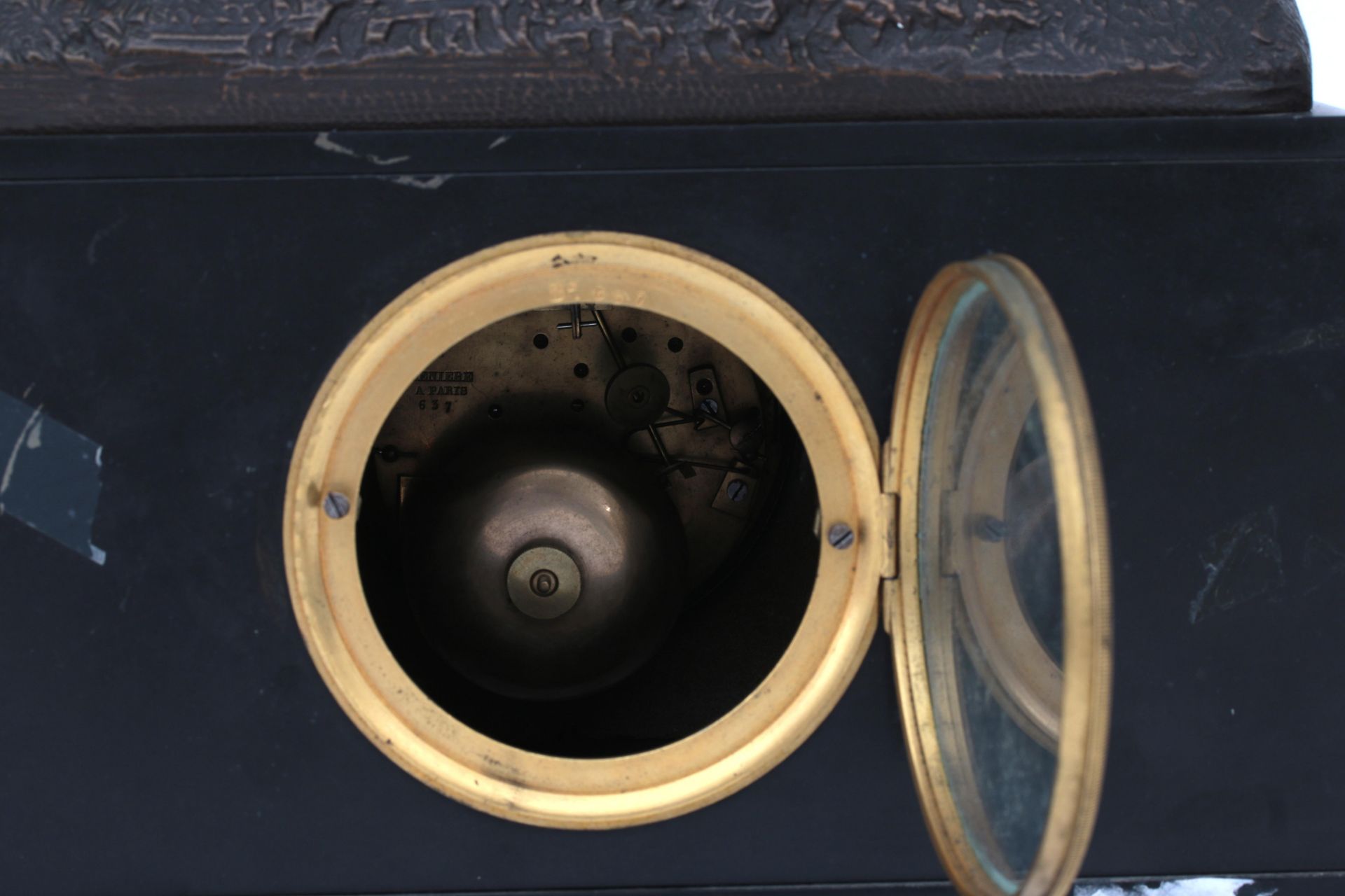 The case crowned with allegory of love, resting on a black marble base, the dial face with Roman - Bild 5 aus 5