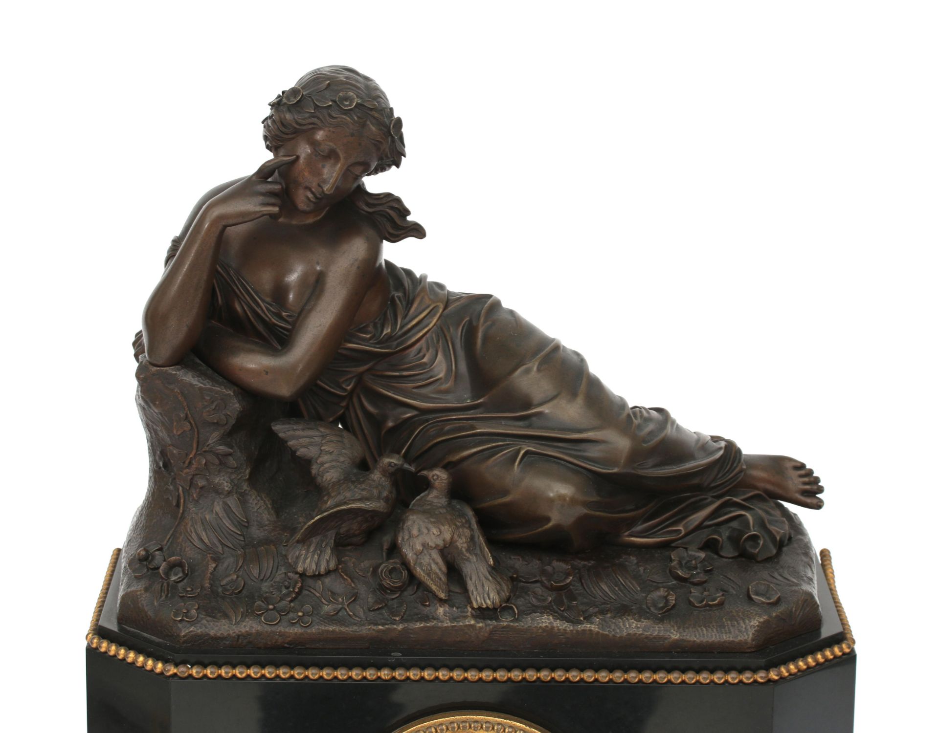 The case crowned with allegory of love, resting on a black marble base, the dial face with Roman - Bild 4 aus 5