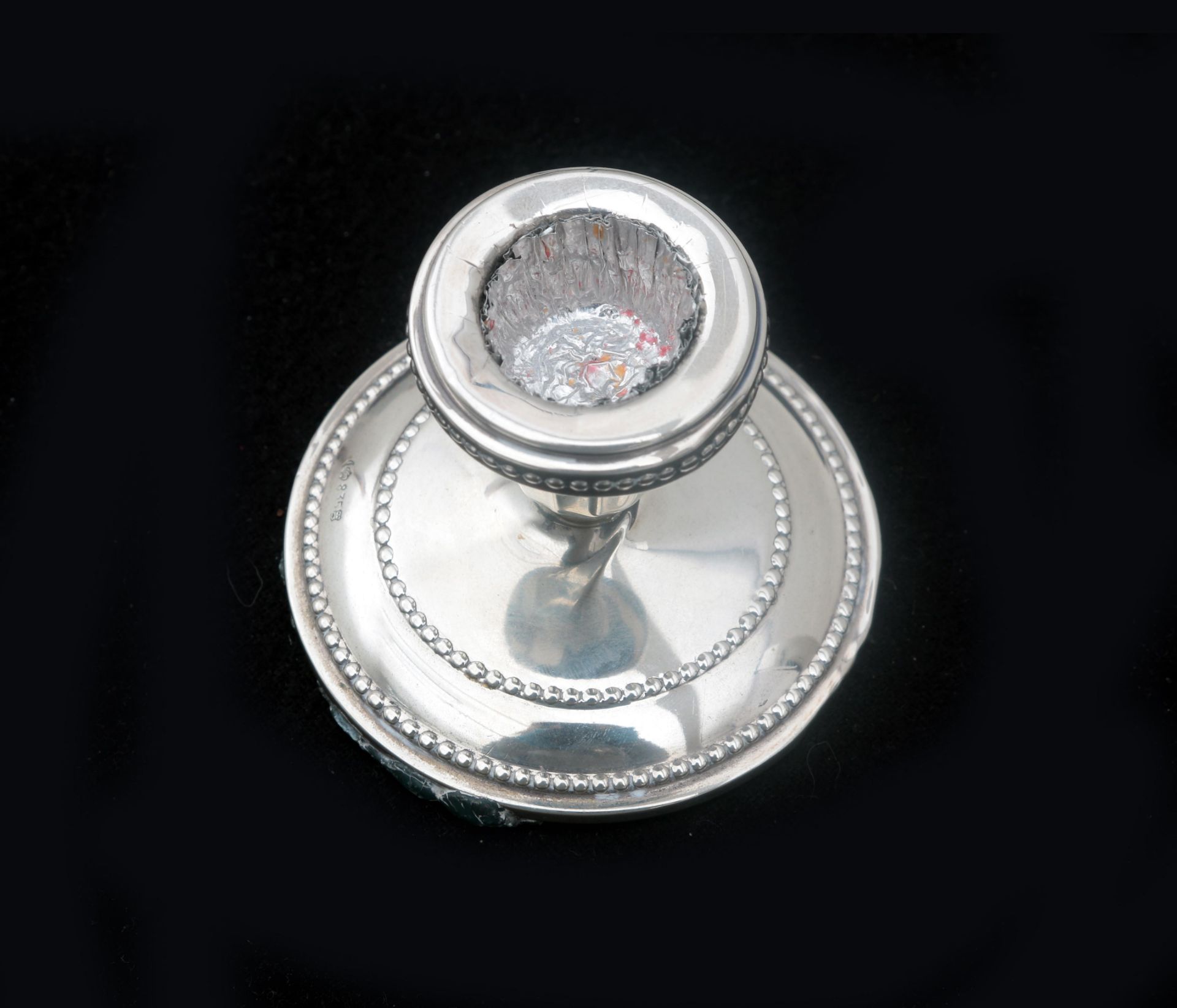 A silver candlestick on a round foot with a pearl rim. With traces of use and slightly loosened - Bild 2 aus 4