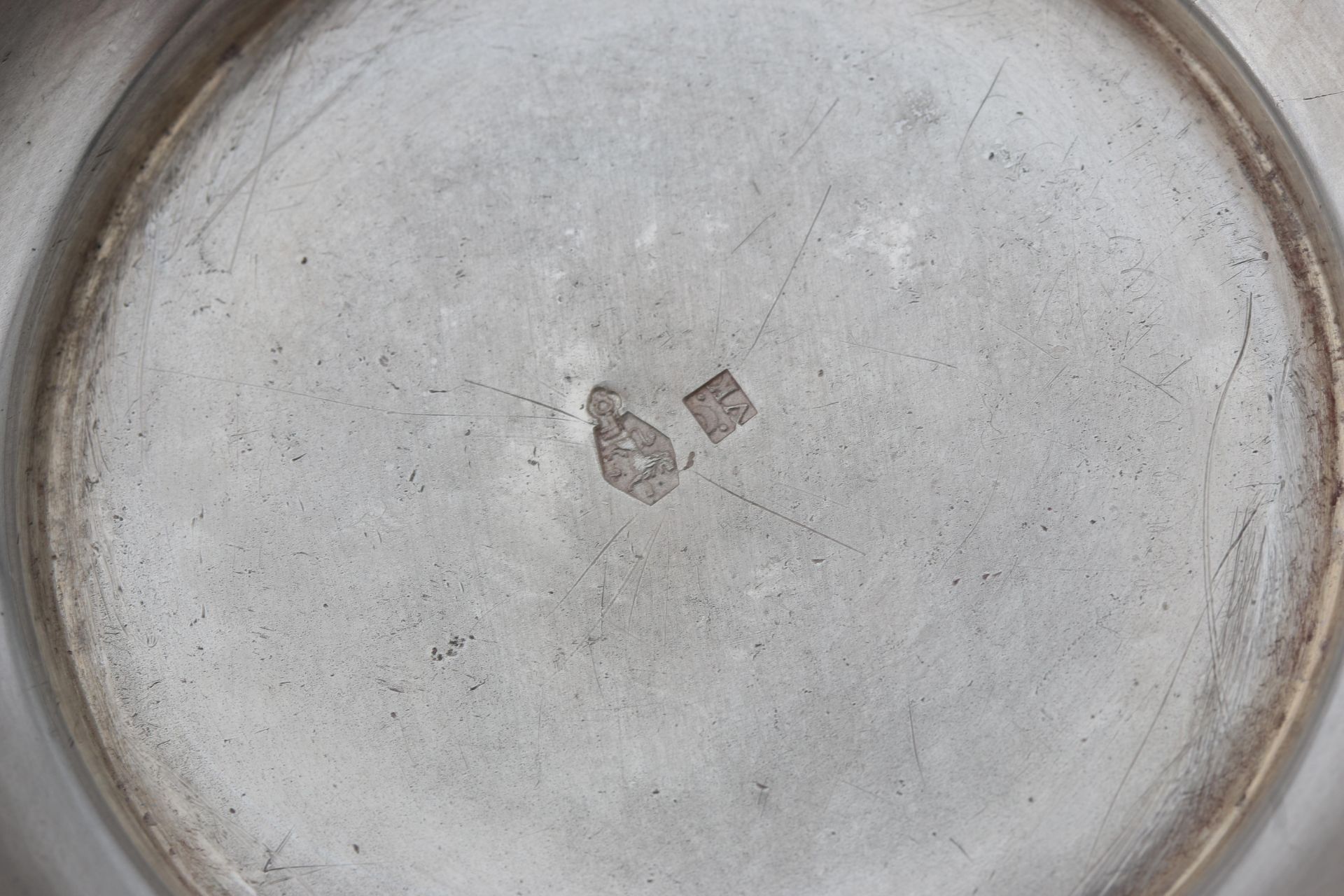 A round pierced 835 silver swing handle basket with beaded borders on base, maker's mark: J.M. van - Bild 4 aus 4