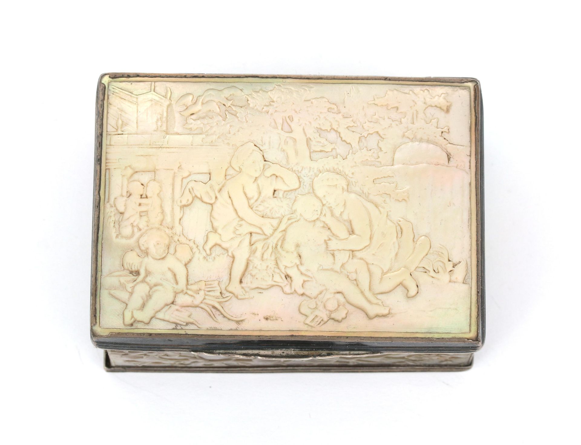 A mother of pearl snuff box with 835 silver mount. On the lid a carved relief of an allegorical - Image 2 of 3