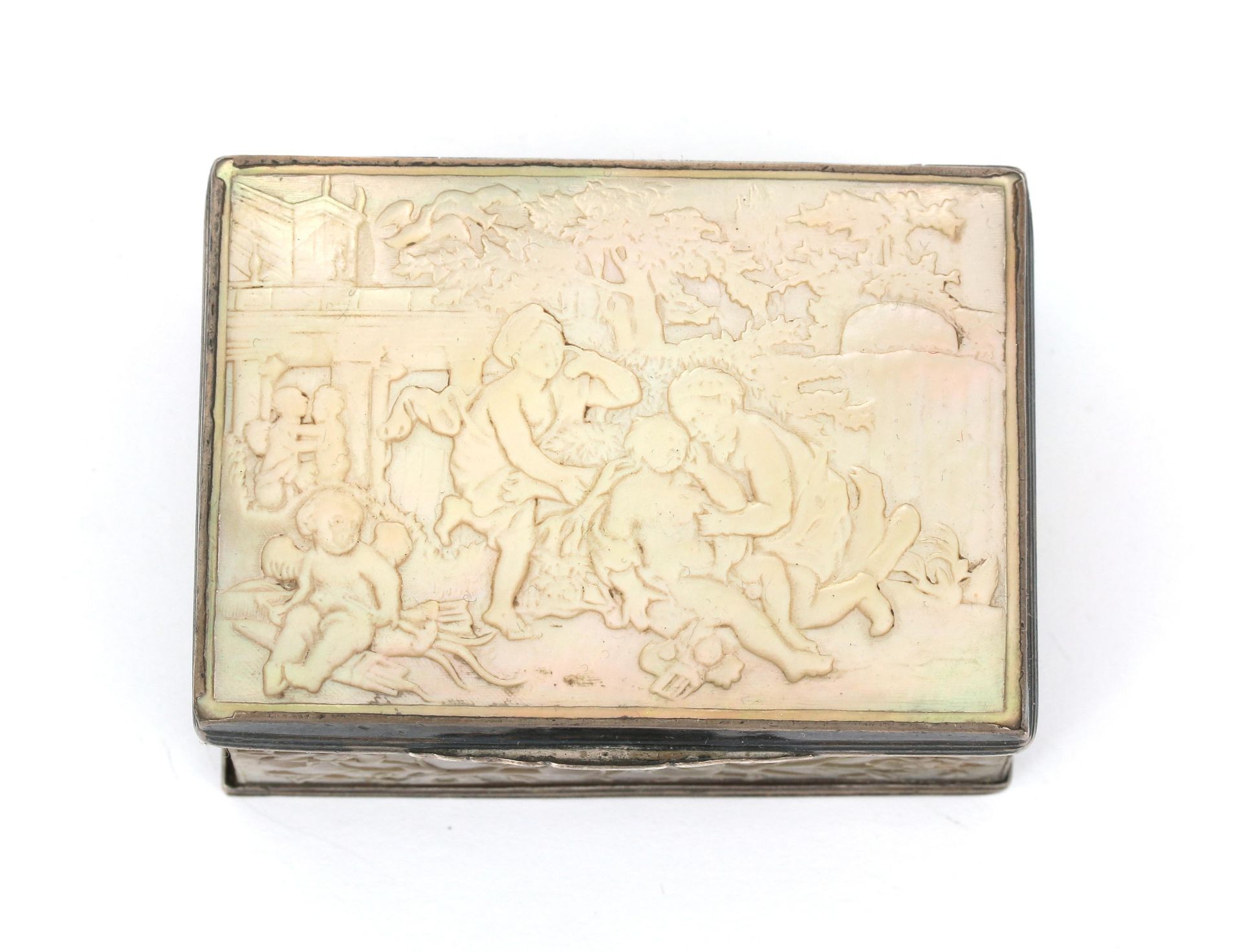 A mother of pearl snuff box with 835 silver mount. On the lid a carved relief of an allegorical - Bild 2 aus 3