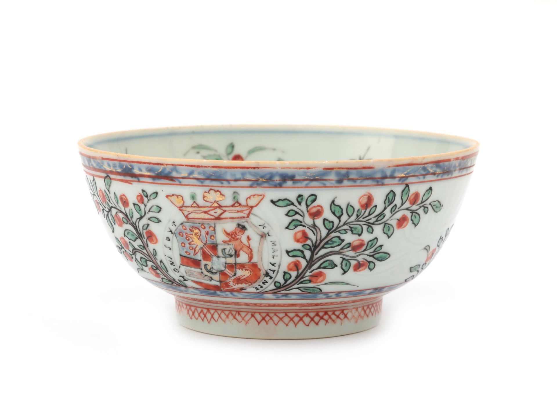 A porcelain 'Amsterdams bont' bowl, decorated with orange branches and the British coat of arms, ' - Bild 3 aus 4