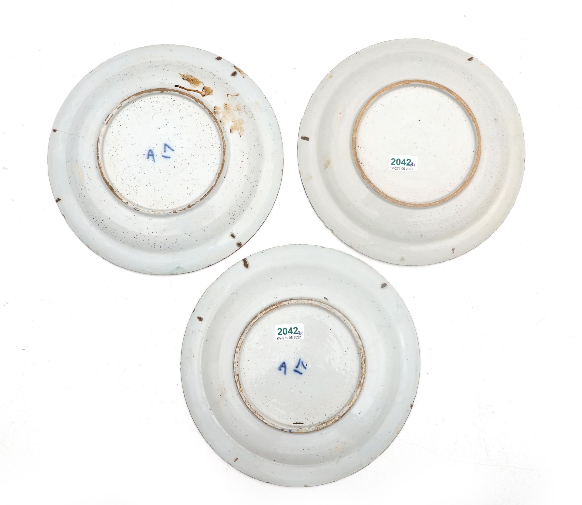 Three Delft chargers with chinoiserie motifs, Dutch, 18th century. Diam. 25,5 cm. - Bild 3 aus 4