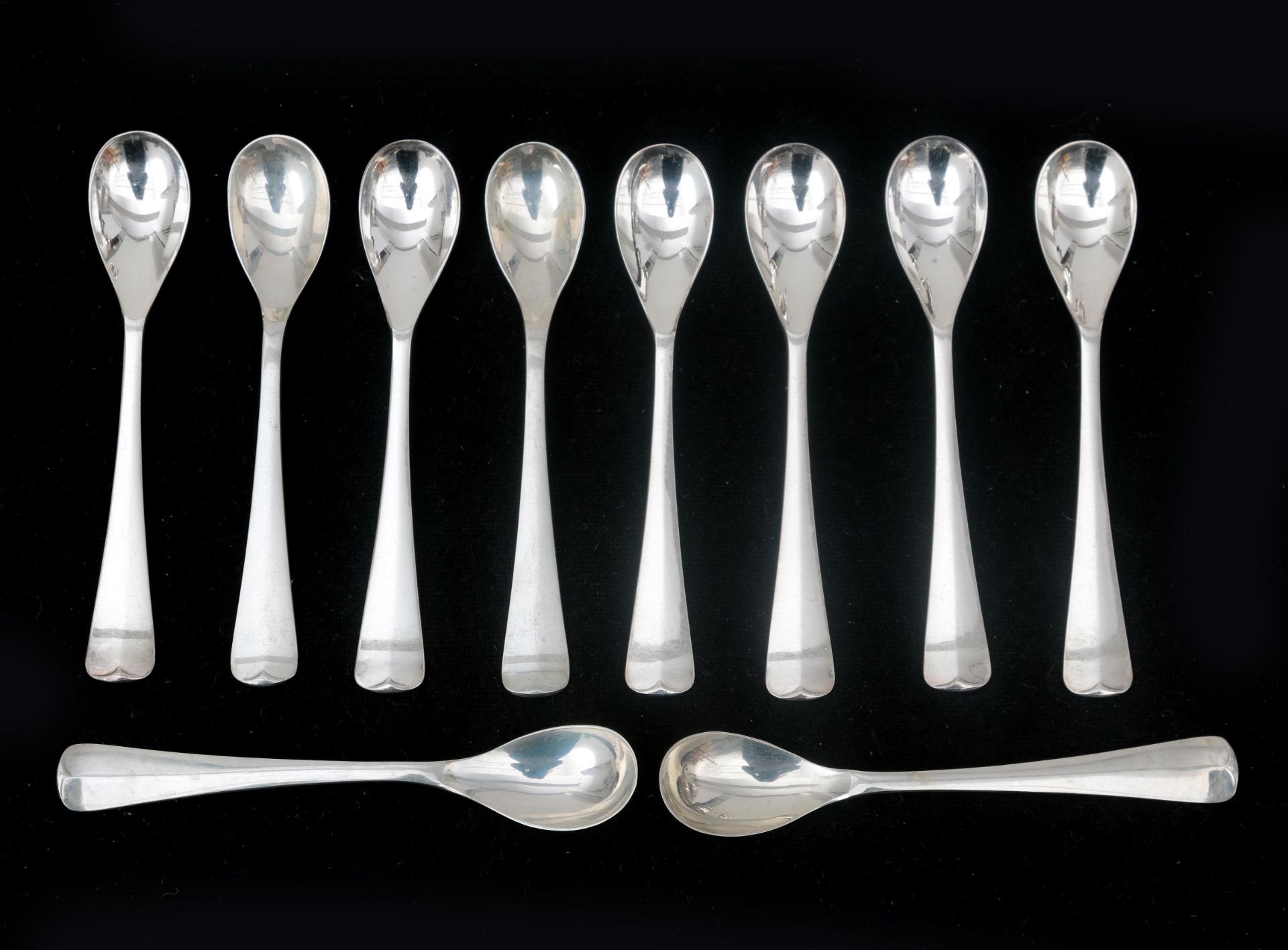 Twelve Dutch silver mocca spoons, model Haagslofje. Master stamp possibly of the brothers T. & J.