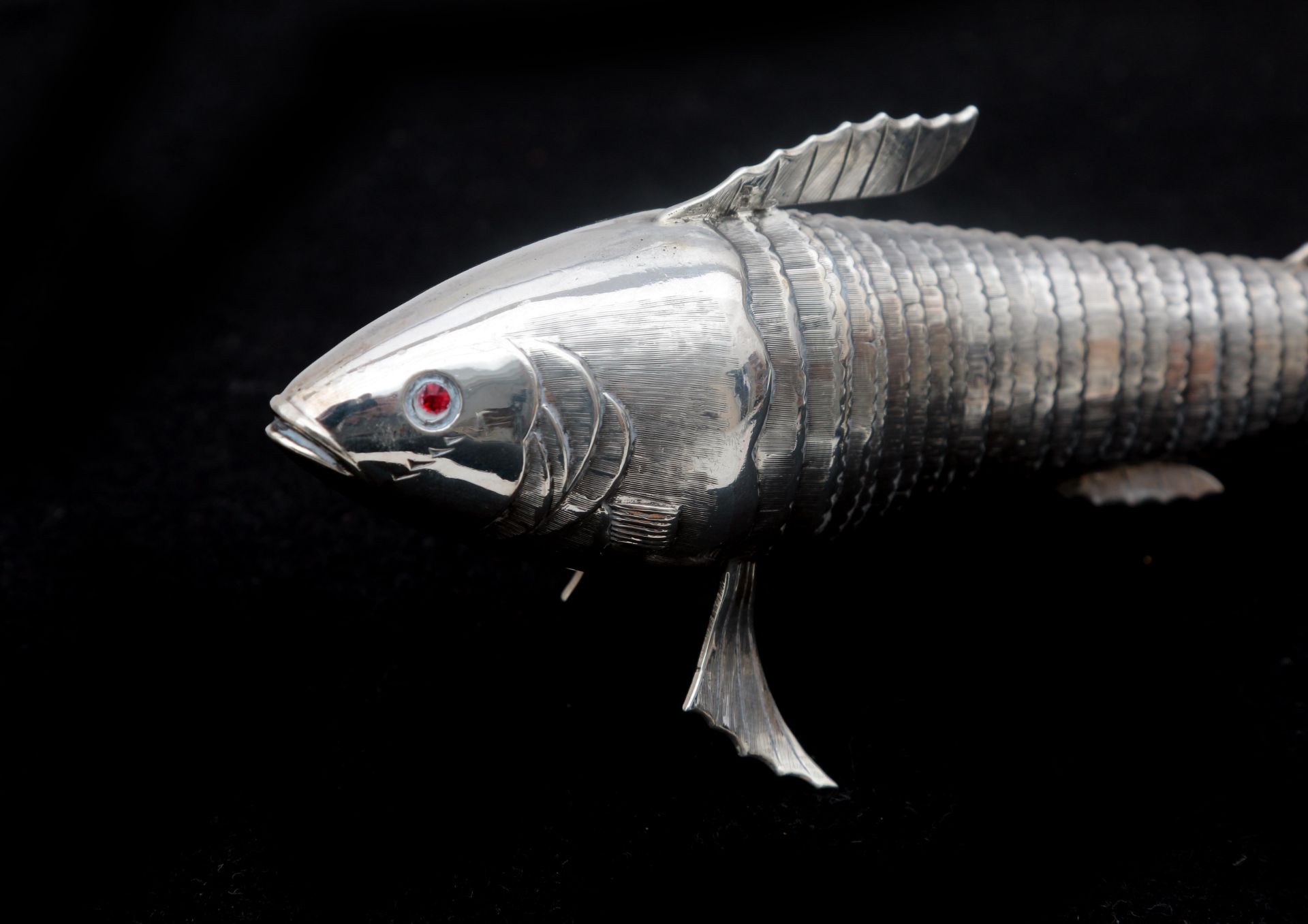 A silver table centerpiece in the shape of a fish, with a movable body, and red glass faceted cut - Bild 6 aus 6