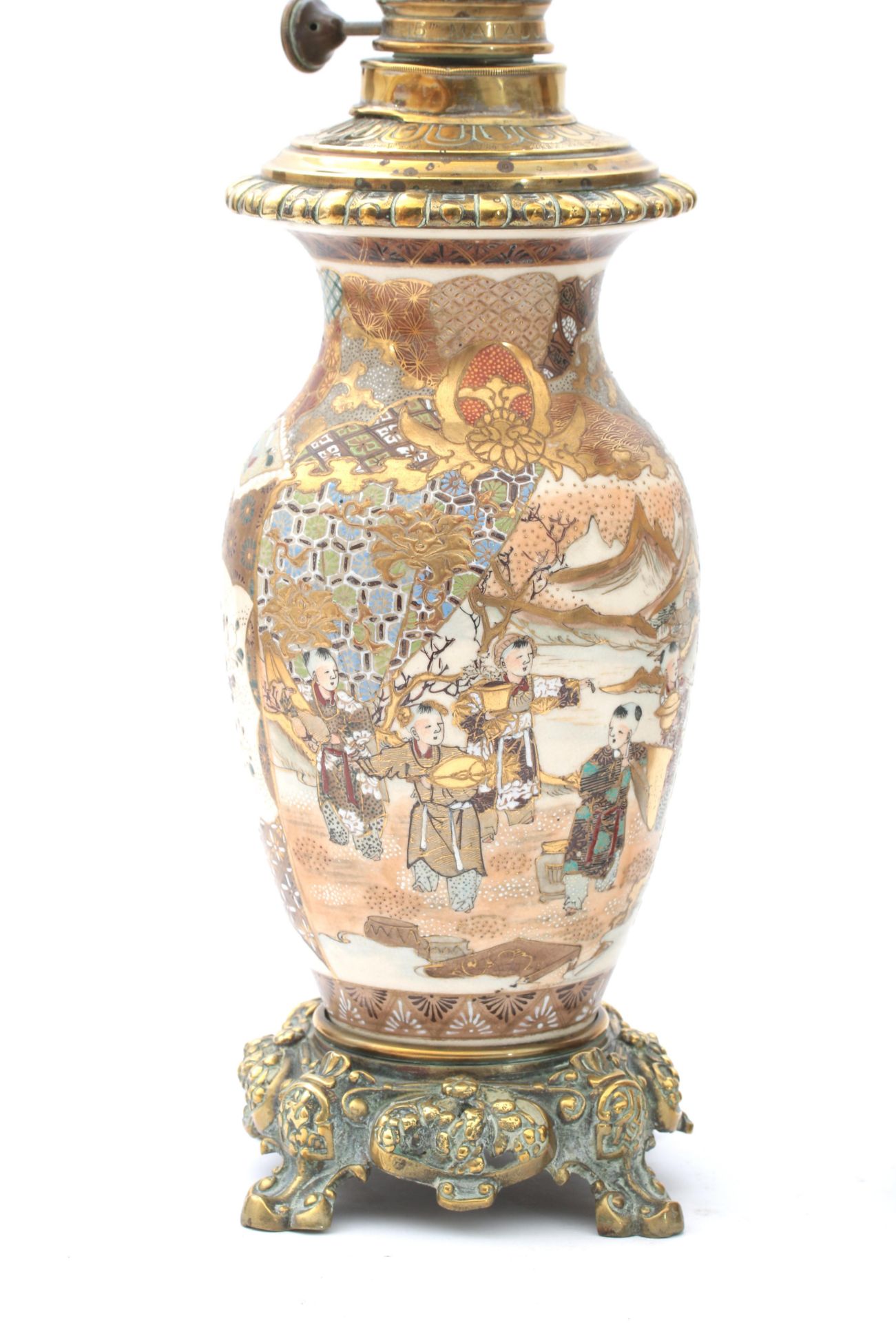 A pair of Japanese Satsuma and bronze mounted oil lamps, decorated with a family in a garden, circa - Bild 4 aus 5