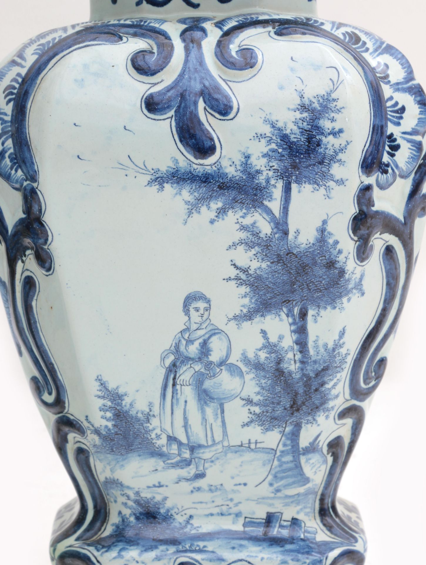 A pair of large Delft blue and white covered vases, decorated with foliate motifs, a man with a - Bild 6 aus 6