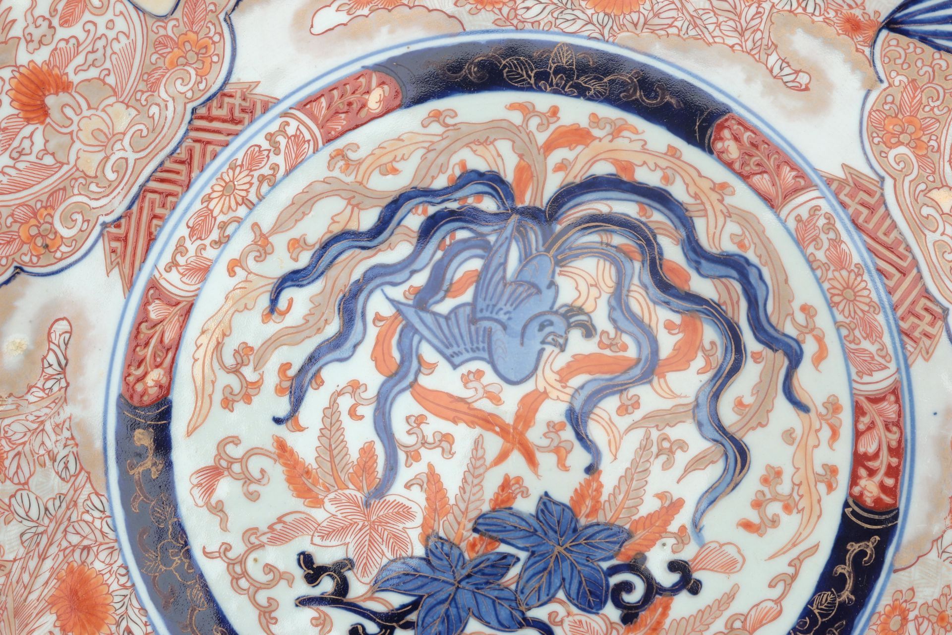 An exceptional large Japanese Imari dish with chrysanthemum and bird decorations. Images of fans - Bild 3 aus 4