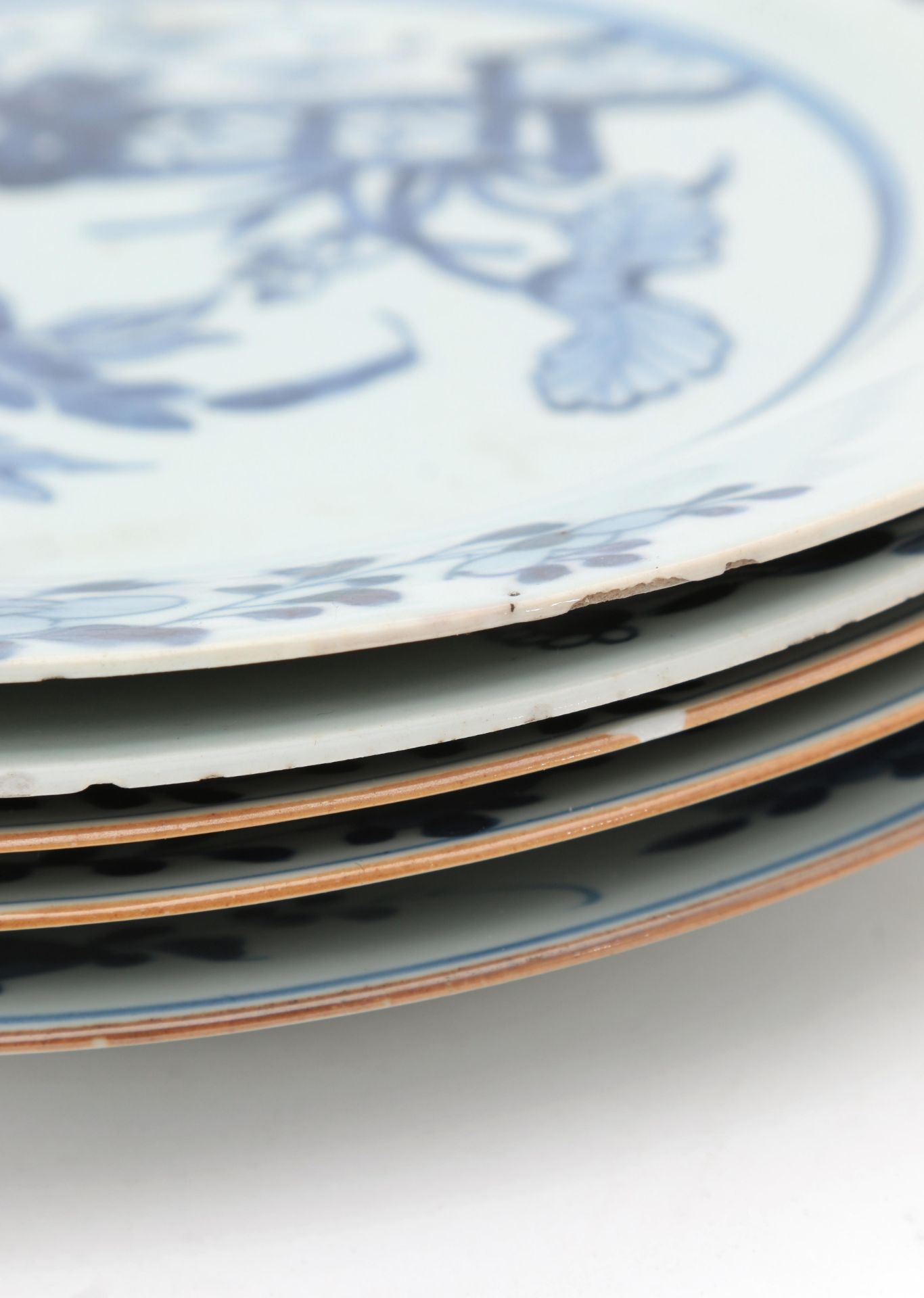 Three Chinese porcelain plates with blue and white foliate decoration, and two plates with tobacco - Bild 3 aus 6