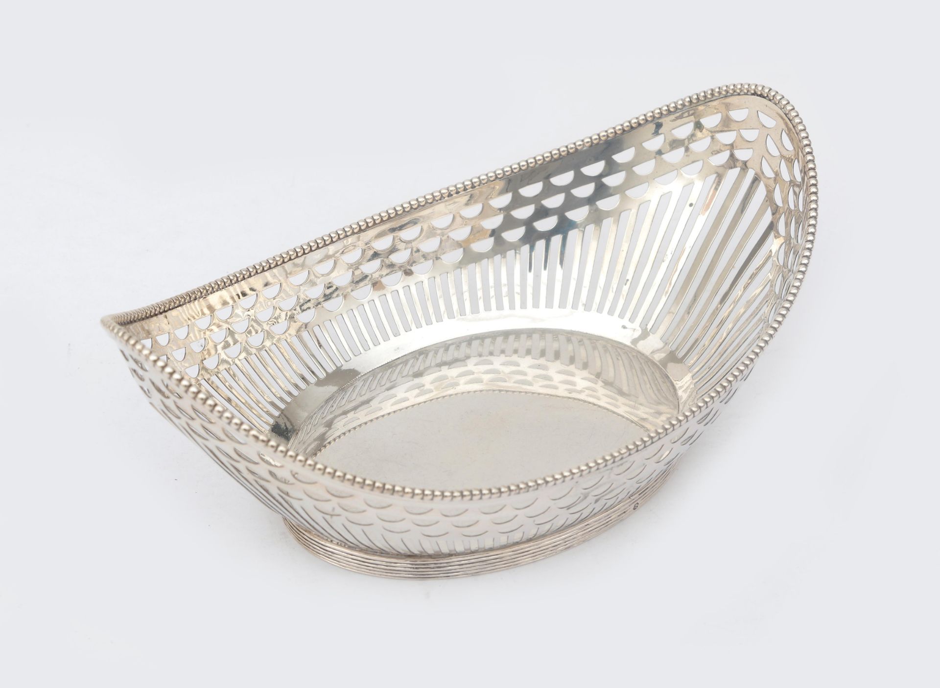 A Dutch ajour sawn 2nd grade silver bread basket with pearl rim on filleted stand ring. Masters - Image 2 of 4