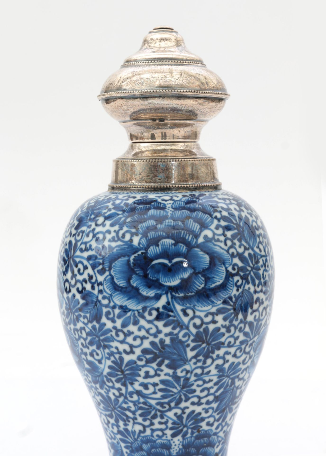 A 835 silver mounted baluster Chinese porcelain vase with foliate decoration, double circle mark, - Bild 2 aus 3