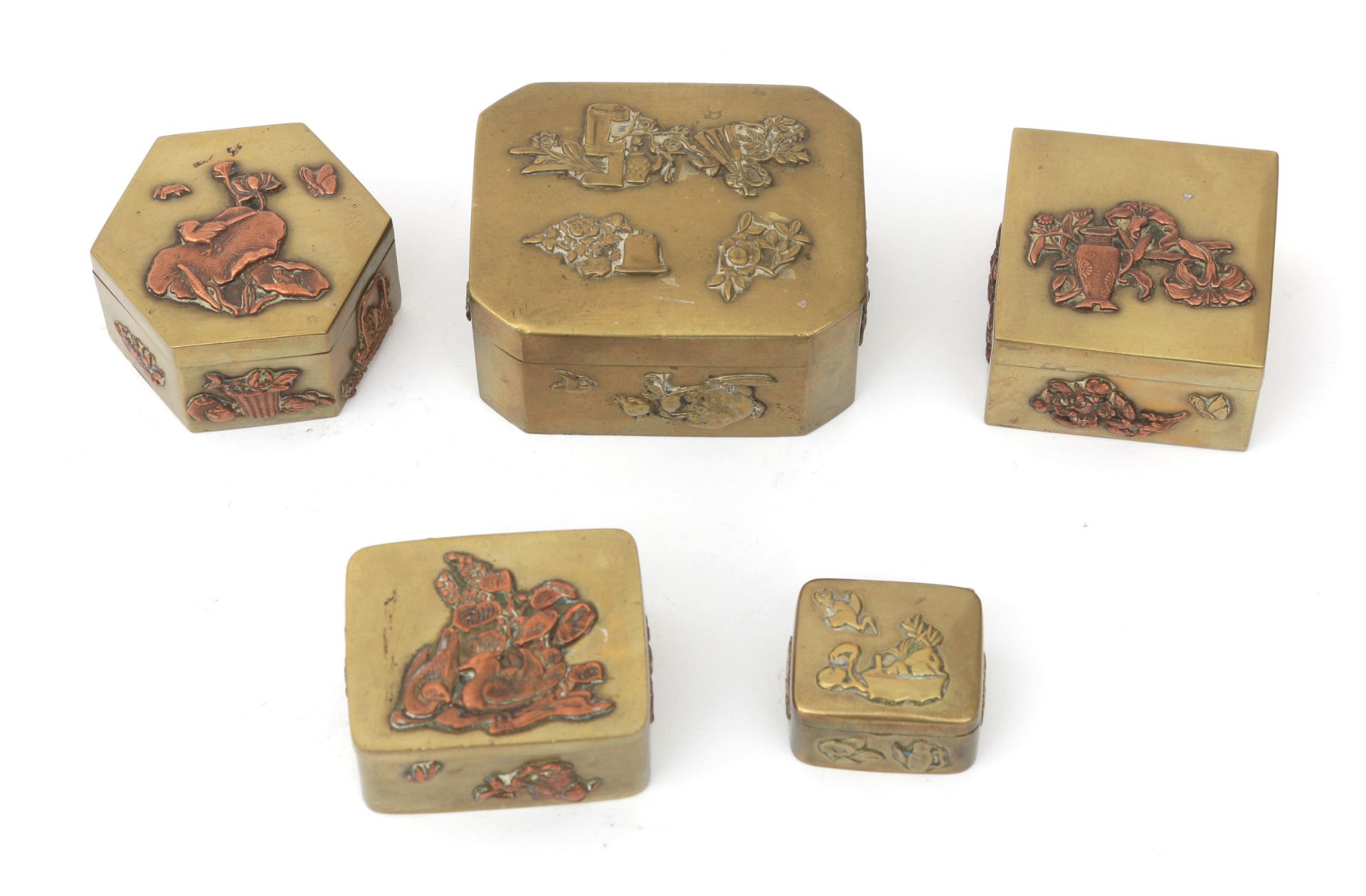 Five Japanese brass boxes with copper relief decoration of birds, flowers, etc., first quarter 20th - Bild 2 aus 2