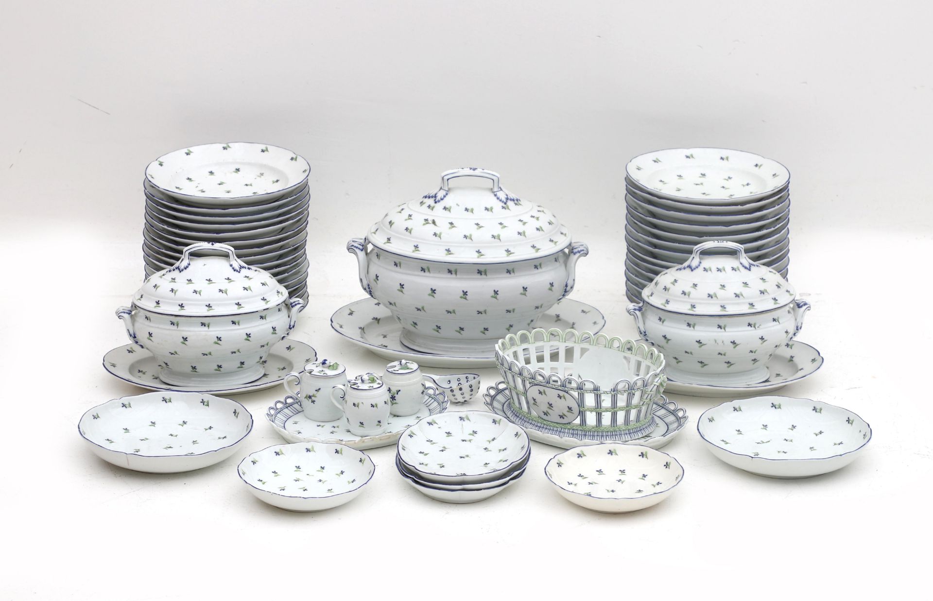 A Niderviller (Germany: Niederweiler) porcelain part dinnerware service, Lorraine, France, late