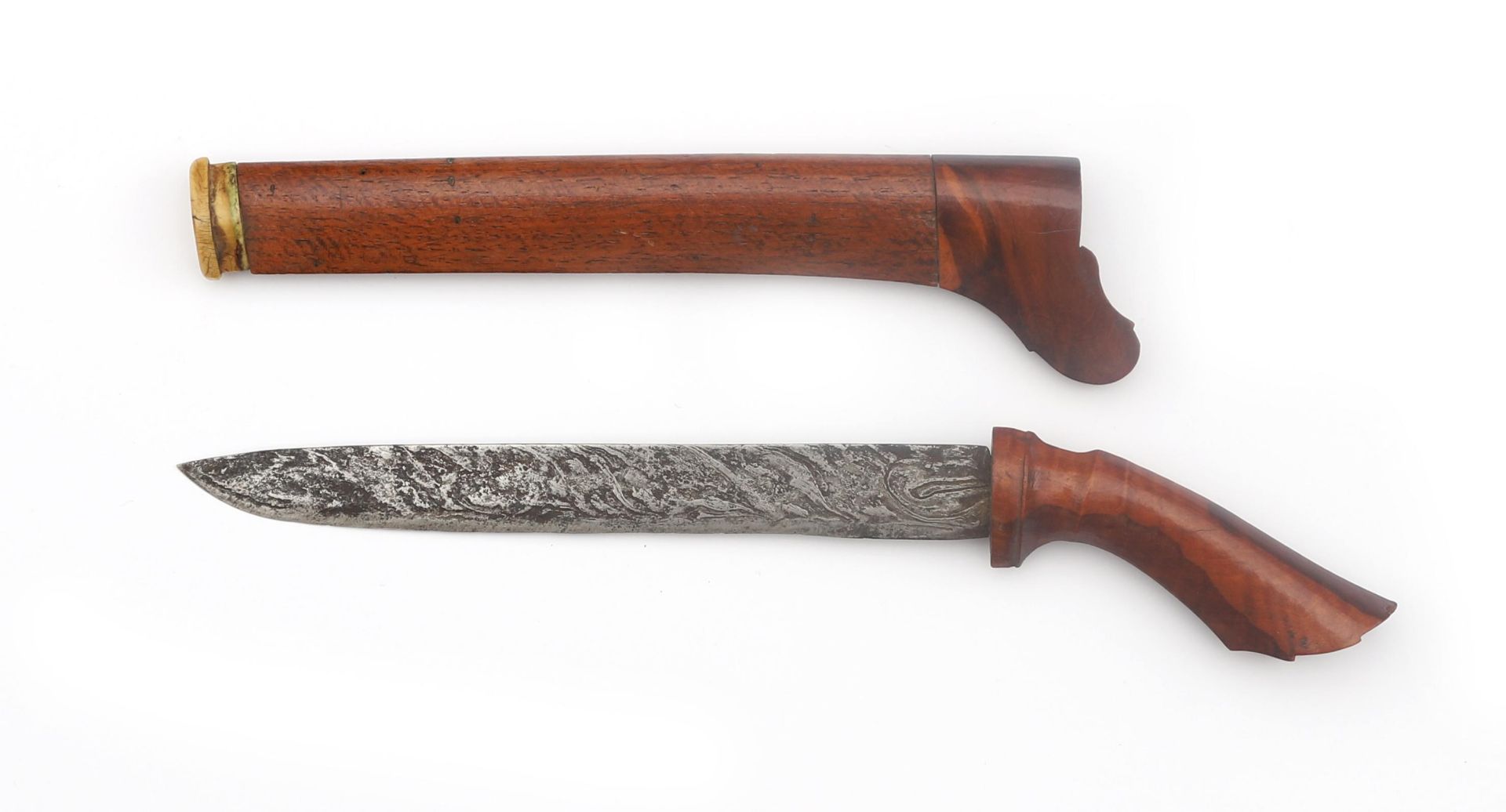 Two Batak knifes in scabbard, Indonesia, 19th century. Of which one with Damascus steel blade, the - Bild 2 aus 3