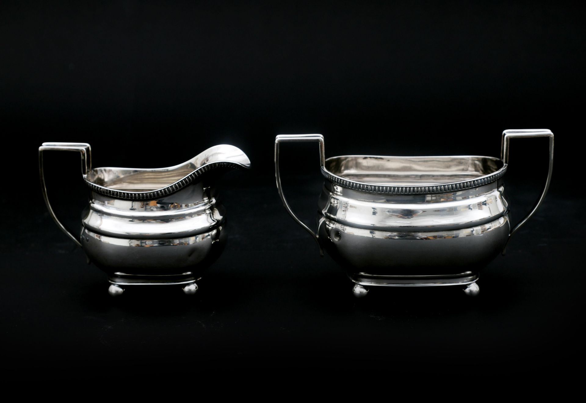 A three-piece Sterling silver English tea service, with a cord rim and resting on four ball feet - Bild 5 aus 7