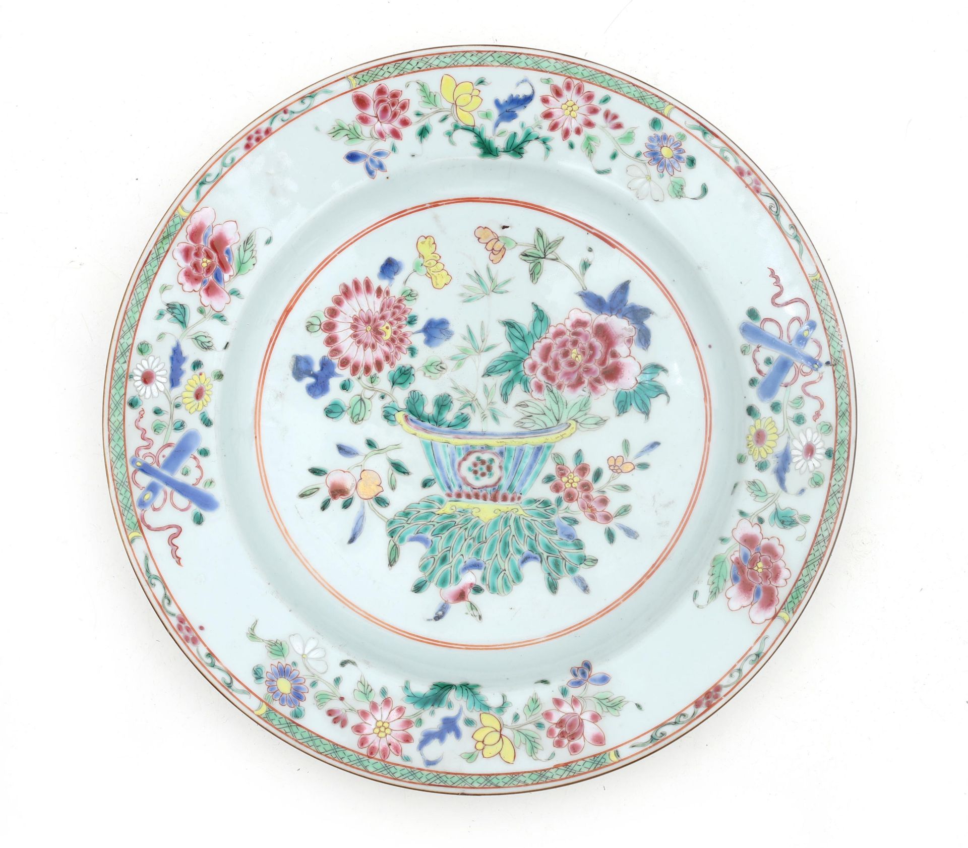 A famille rose charger, China, 18th century. Diam. ca. 32,5 cm.