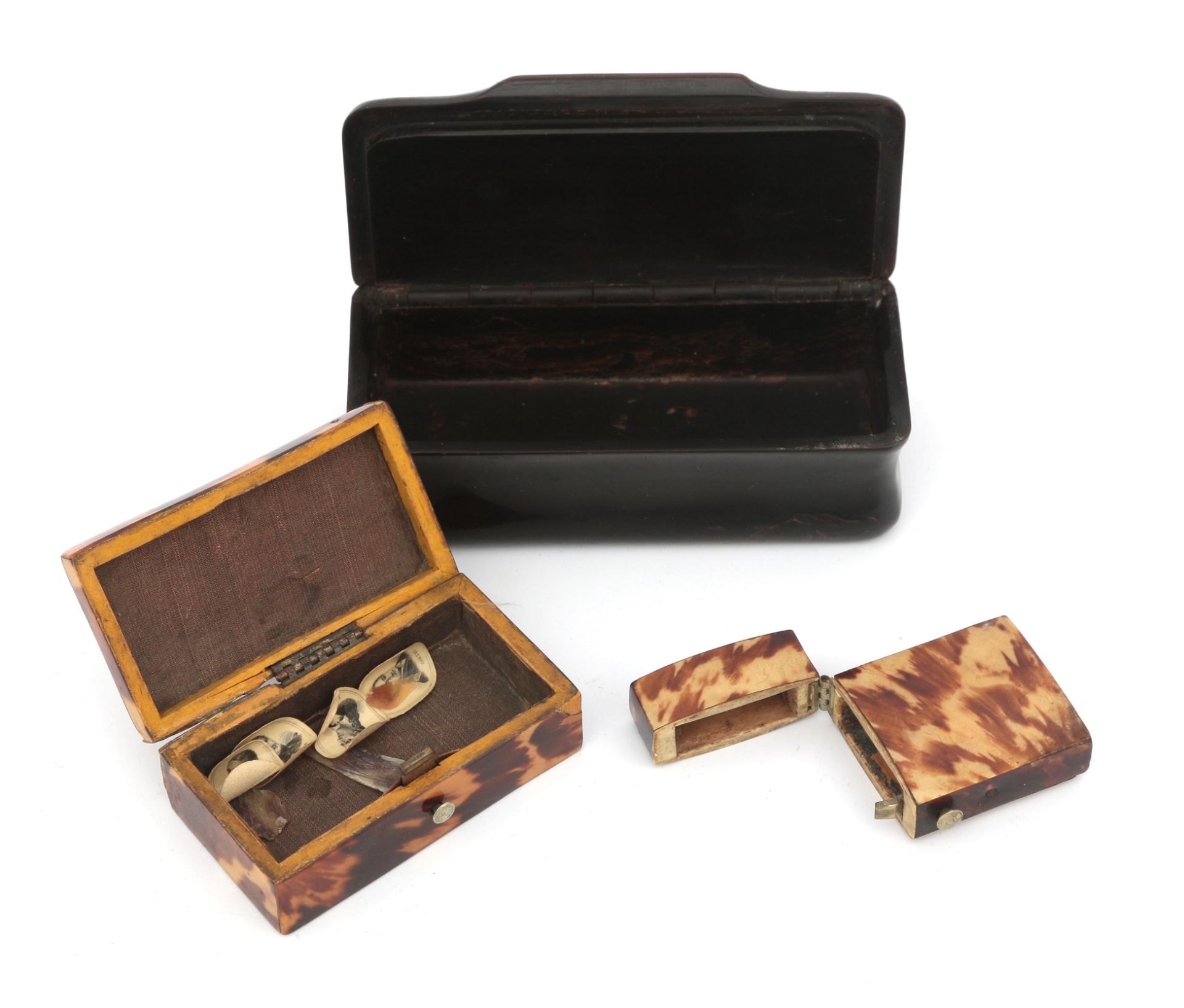 Two tortoise shell boxes and tinder box, 19th/20th century. Signs of wear. Largest size 3,5 x 10,8 - Bild 2 aus 2