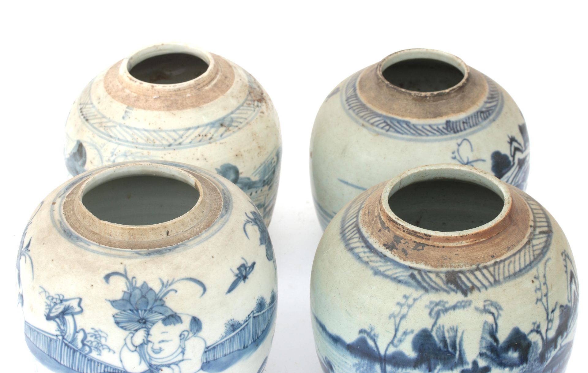 Four Chinese porcelain ginger jars with blue white decoration of landscapes and figures, 19th - Bild 2 aus 2