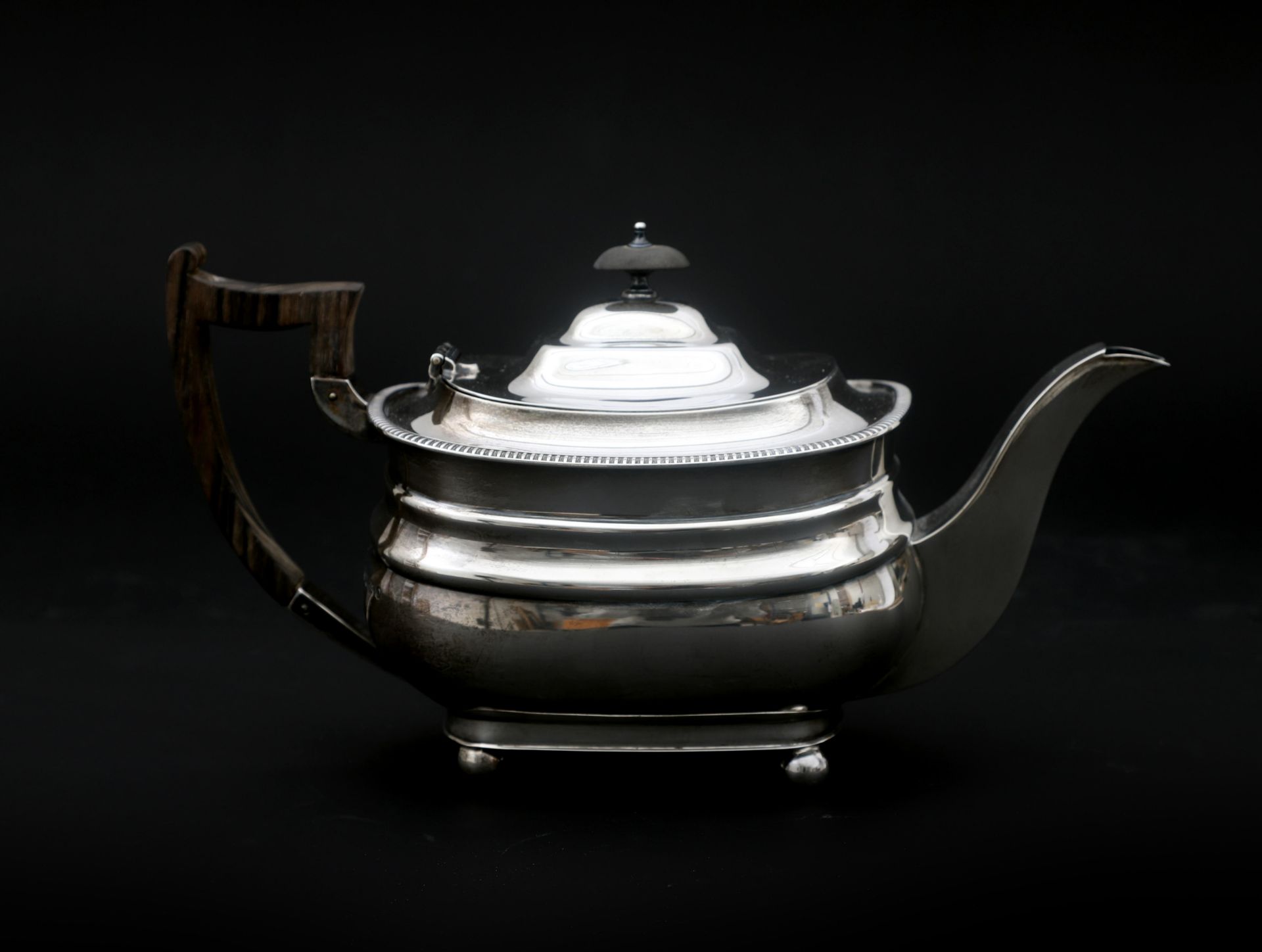 A three-piece Sterling silver English tea service, with a cord rim and resting on four ball feet - Bild 2 aus 7