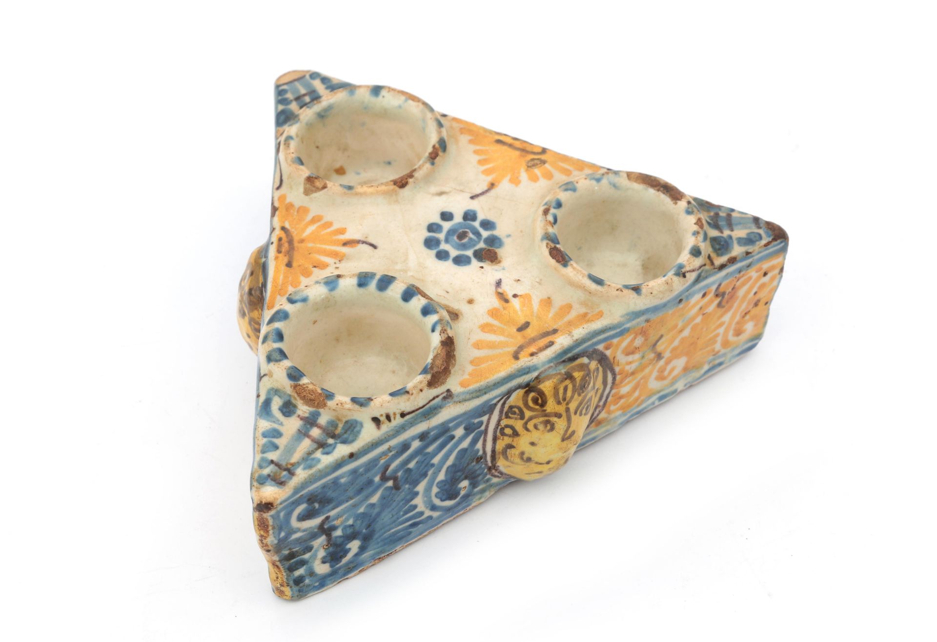 A Talavera majolica spice holder / salt cellar with decor in blue and yellow, adorned with