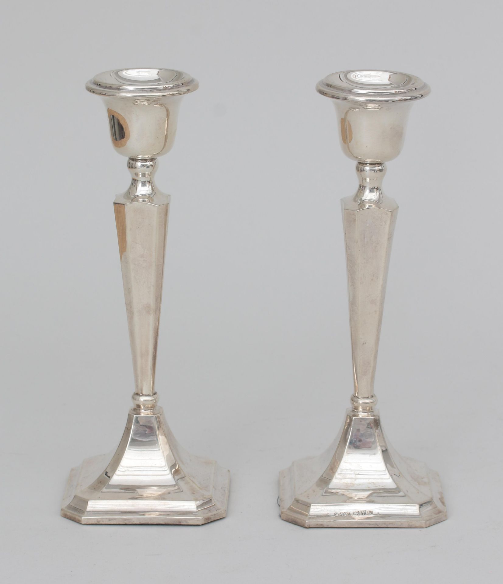 A pair of silver table candle sticks, Chester, 1924. H. 17,3 cm.