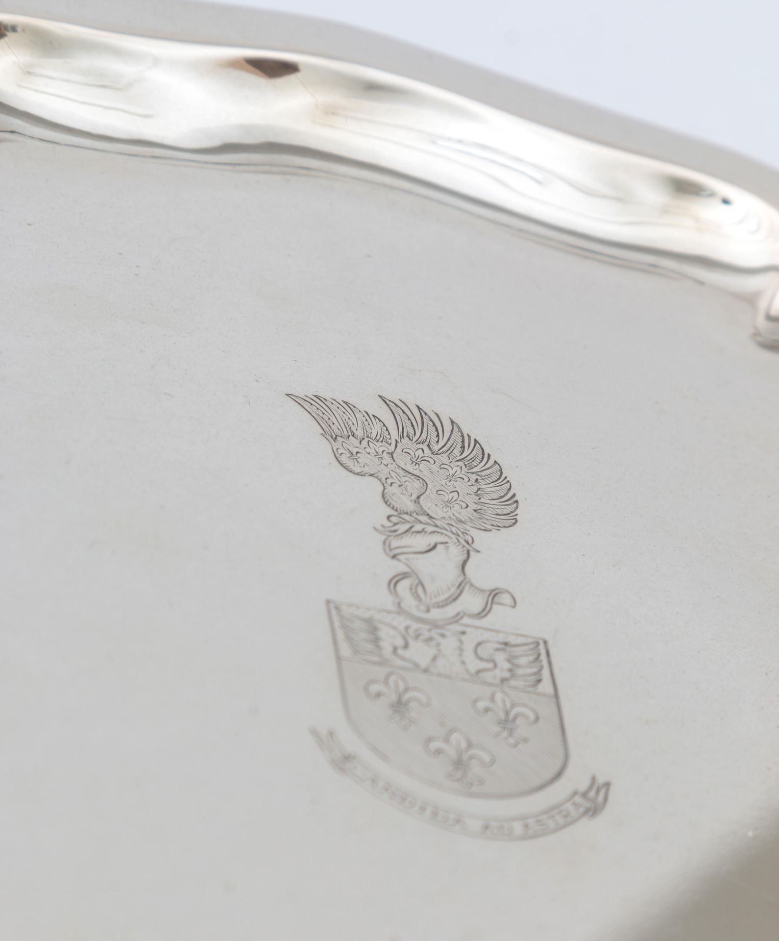 A Dutch 2nd grade half oval silver Chippendale tray with a contoured edge, centrally engraved with - Bild 2 aus 4