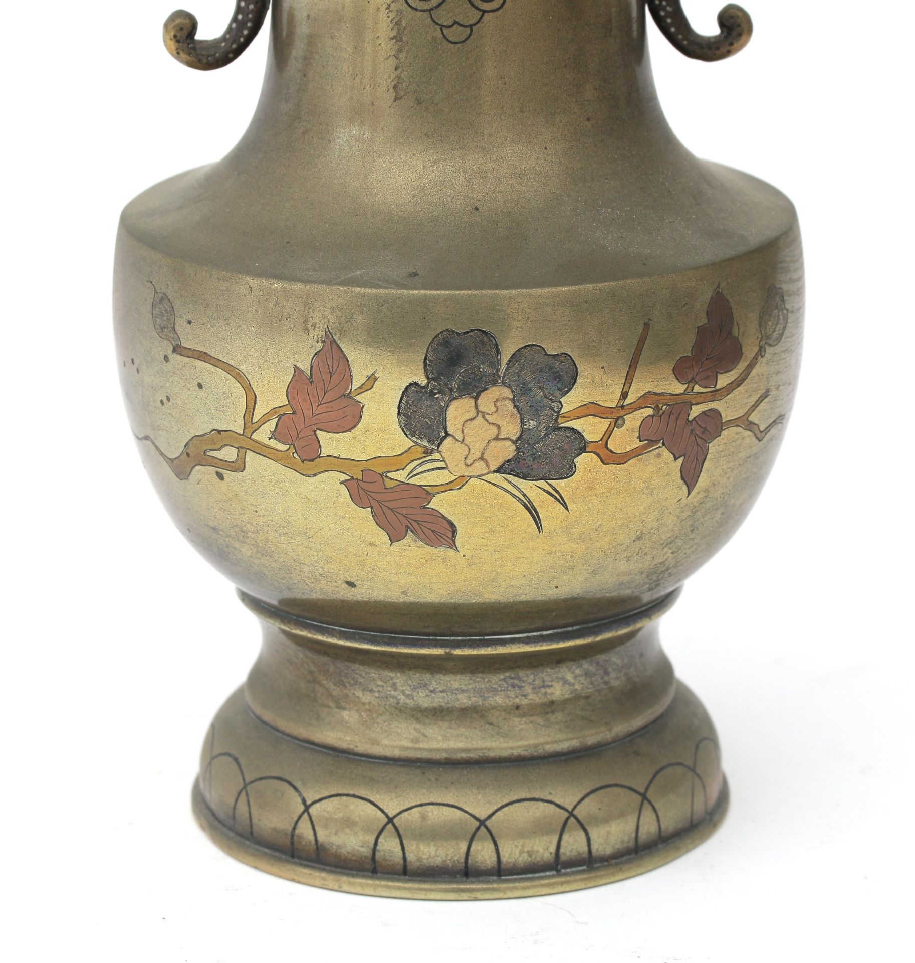 A Japanese bronze vase with relief and inlay decoration of birds and flowers, Meiji period. Signs - Bild 5 aus 5